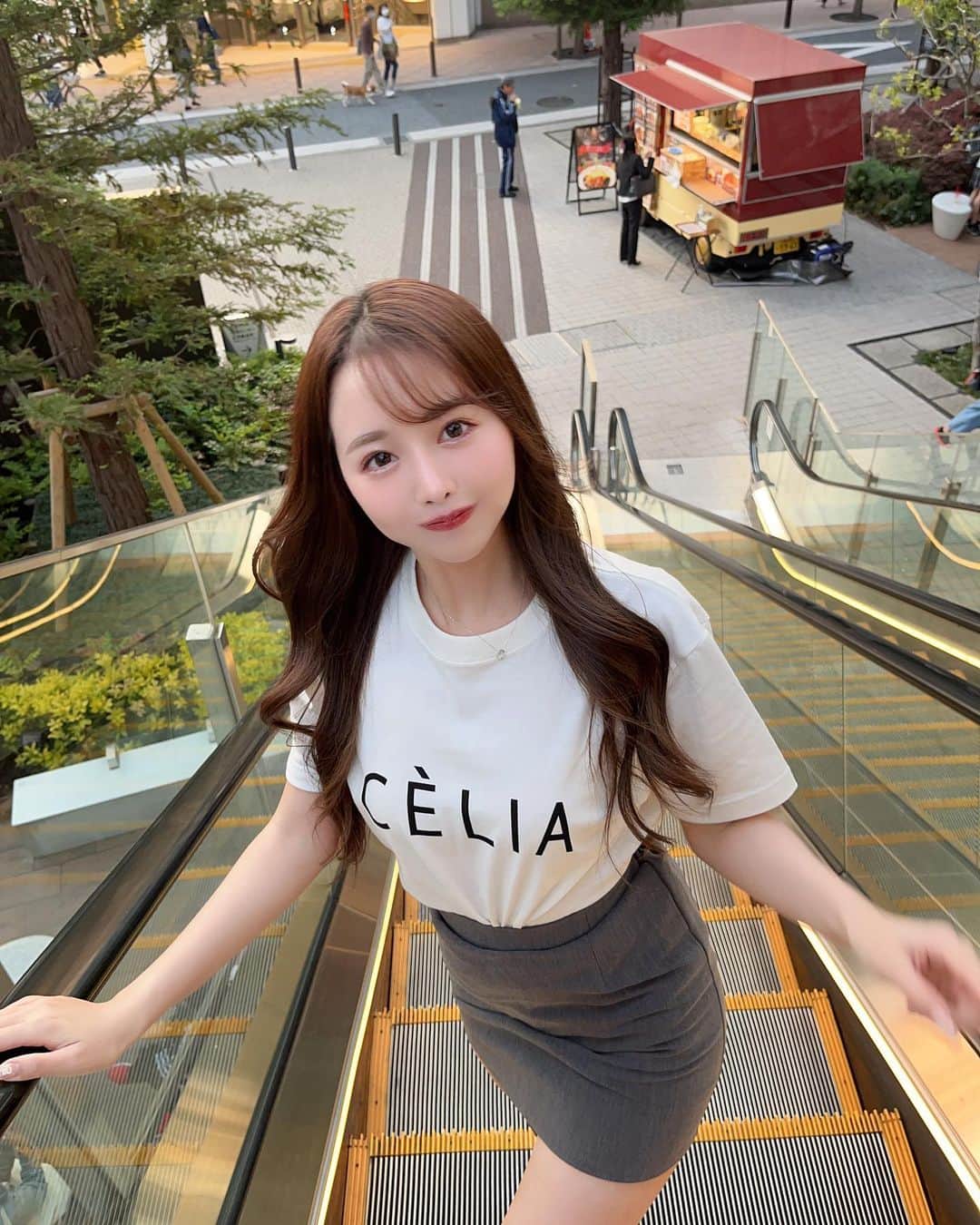 加藤ゆりなのインスタグラム：「最近あったかくなってきて、半袖でも外歩けるよね🐈  Tシャツ👕@wego_zozo　@wego_official スカート　韓国で買った🇰🇷  Tシャツが今ならZOZOTOWNでお買い得にゲットできちゃうよ〜👕❤︎  #WEGO #ウィゴー　#wegotee #wego_ootd  #Ｔシャツコーデ」