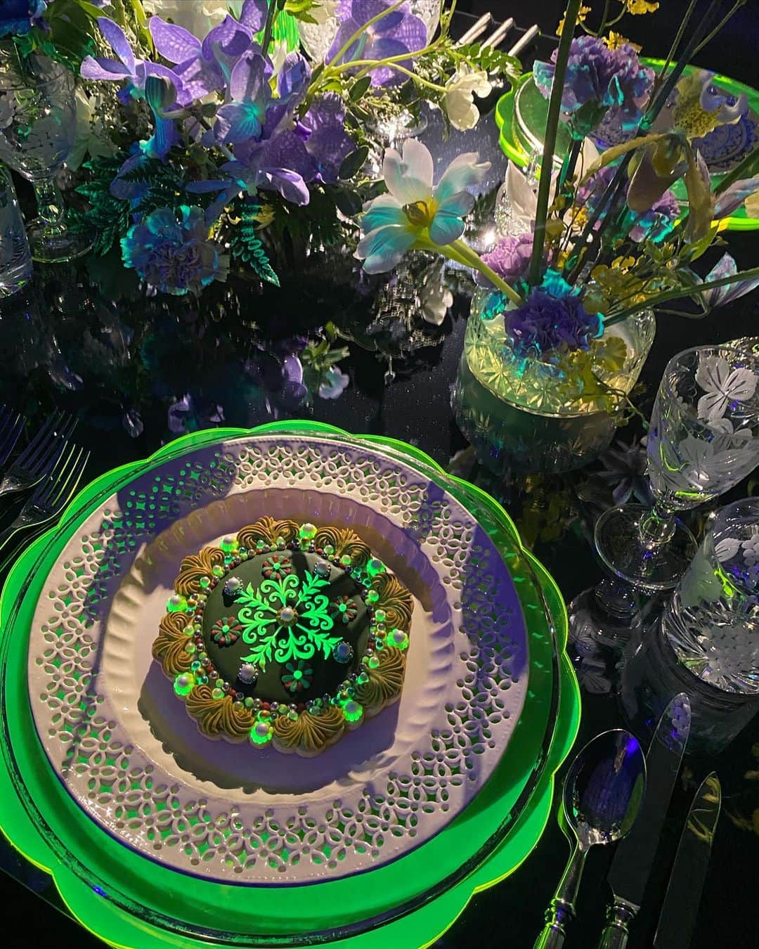 KUNIKAのインスタグラム：「Mysterious tea party in the midnight...☾  マレフィセントがお菓子屋さんをやっていたら、こんなふうに怪しく光るクッキーを売ってるのかも、、😈🧪🫧 それにしても、お花もとっても綺麗。」