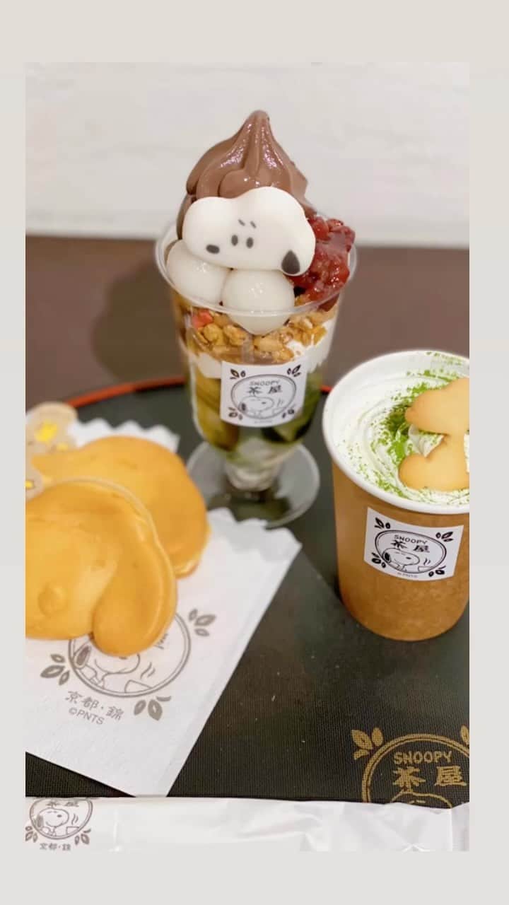 畑田亜希のインスタグラム：「いつかの京都錦市場🍓  行きたかった金物屋さんが閉まってて残念だったけど、沢山食べ歩きできて最高だった✨  👧🏻が行きたがってたスヌーピーカフェが可愛くて、ツイツイお土産買ってしまう...😂  日本はゴールデンウィークですね🌈シンガポールも観光客の方が沢山いらっしゃってて、皆さん楽しそうで見てて嬉しくなります☺️✨  どこか旅行に行きたいな✈️  #2023 #sg #singapore #kyoto #nishikiichiba #myhometown #すぬーぴーかふぇ #ゴールデンウィーク」
