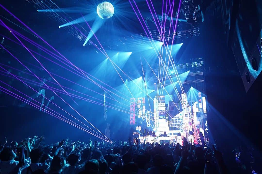 Block.fmのインスタグラム：「新宿歌舞伎町に誕生したナイトクラブ「ZEROTOKYO」に初潜入!　ハイクオリティな音・映像・光が一体となって降り注ぐ新たな遊び場  またひとつ、東京に素晴らしい夜の遊び場が誕生した。 2023年4月、新宿歌舞伎町にオープンしたナイトクラブ「ZEROTOKYO」。久しぶりに制限のないGWが始まる直前の4月28日、“これまでにない新たなエンターテインメント体験を生み出す場“として設計されたというこの新ベニューに初めて足を運んでみた。  「ZEROTOKYO」は歌舞伎町に登場した新名所、東急歌舞伎町タワーのB1〜B4フロアに位置する。当日はアソビシステムが仕掛ける新パーティー「ASOBIZA」が開催されており、SHINICHI OSAWA、☆Taku Takahashi(m-flo,block.fm)、ケンモチヒデフミらトップDJ/プロデューサーから新進気鋭のアーティスト、ファッション、アート系まで様々なカルチャーを横断した出演者がラインナップされており、日付が変わる前の時点ですでにフロアはイベントを思いっきり楽しもうという人々で溢れていた。  続きはLinkin.bioから👀  #ZEROTOKYO #ASOBIZA @zerotokyo_official」