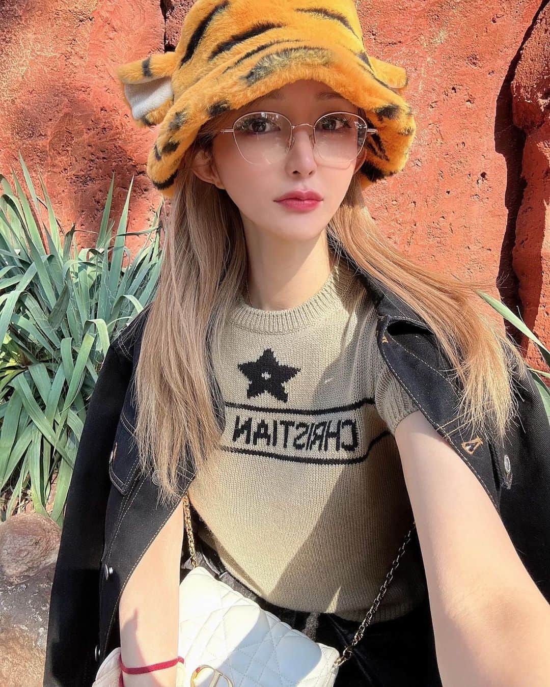 のインスタグラム：「🐯🍯🐻  天気のいい日のディズニーは 更に素敵だなぁ☀️🏰🌤  チビちゃんチュロスの食べ方 いとおかし(^з^)-☆  #親子 #ディズニーコーデ  #ママ #娘 #女の子 #ツーショット  #写真  #instagram #思い出 #Disney #東京 #tokyo  #ディズニー #ディズニーランド  #disneyland  #帽子  #美女と野獣 #プーさん #ティガー  #dior」