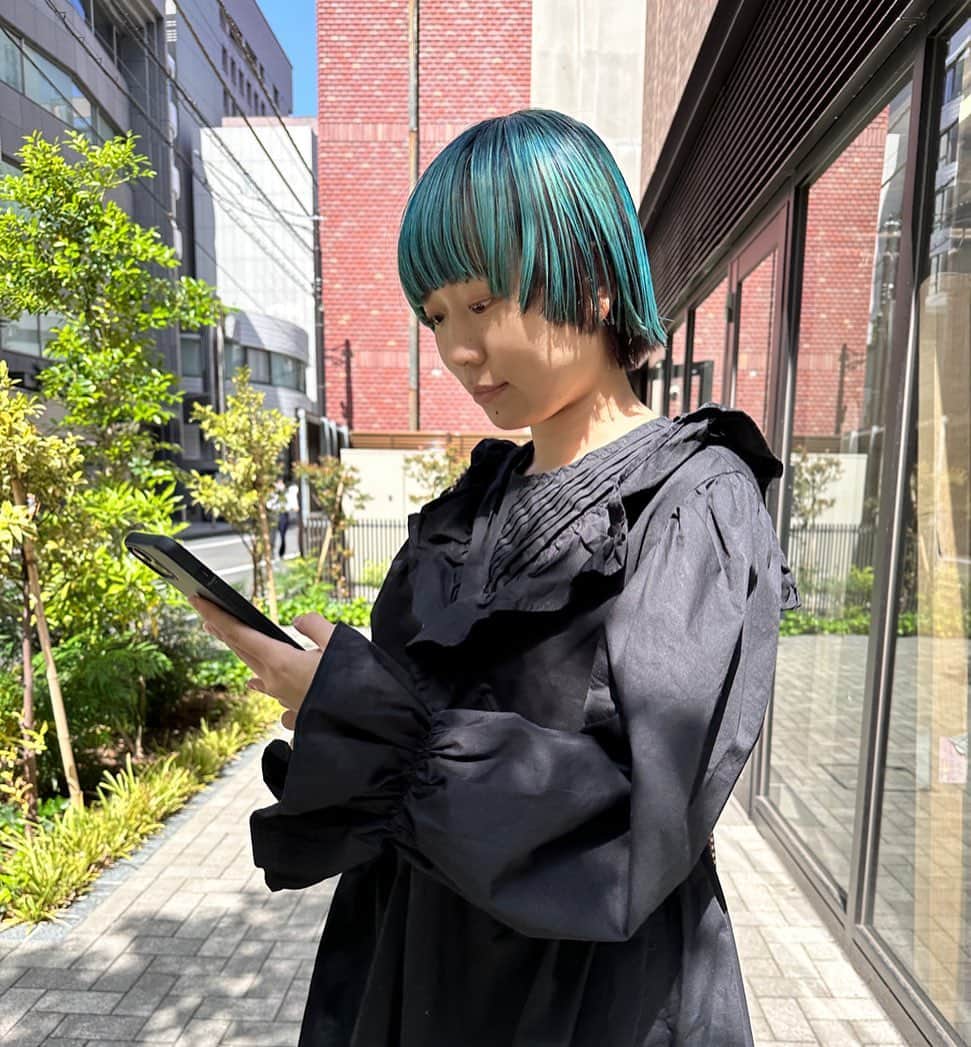 Yanagihara Hirokiさんのインスタグラム写真 - (Yanagihara HirokiInstagram)「ターコイズ色 ・ ・ 顔まわりはマッシュに切り込んだヘアスタイル ・ GWは10時〜17時の営業です。 ・・ ファッションに合わせたヘアカラー　ヘアスタイル楽しみましょう。 ・ ・ #ヘアスタイル#ヘアカラー#サーフェスカラー #ケアブリーチ#マッシュボブ#ターコイズ#ゴールデンウィーク  #キャンペーン#美容室#ヘアサロン#ボブ#ハンサムショート#ショートヘア#ケアブリーチ#ブリーチカラー#切りっぱなしボブ#外ハネボブ#マッシュショート #ブロンドヘア#表参道#フェイスレイヤー  #1dk #ワンディーケー #アイディーケー  #1dkスタイリングオイル #1dkスタイリングソルベ #1dkスタイリングドロップ」5月2日 18時39分 - yanagihara_hiroki