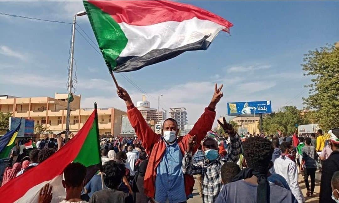 ディディエ・ドログバさんのインスタグラム写真 - (ディディエ・ドログバInstagram)「Since the beginning of this war in Sudan my thoughts are with my Sudanese Brothers and Sisters. My only visit there was a lifetime memory as we qualified there for our first ever @FIFAWorldCup in 2005 in Khartoum 🇨🇮 Prayers and thoughts for the families who died and those who are struggling because of this war. Africa is tired of these wars, our generation is tired of wars , it’s time to build our countries in PEACE for a healthy development and places were youths can grow up in Peace  #PrayForSudan 🇸🇩」5月2日 18時41分 - didierdrogba