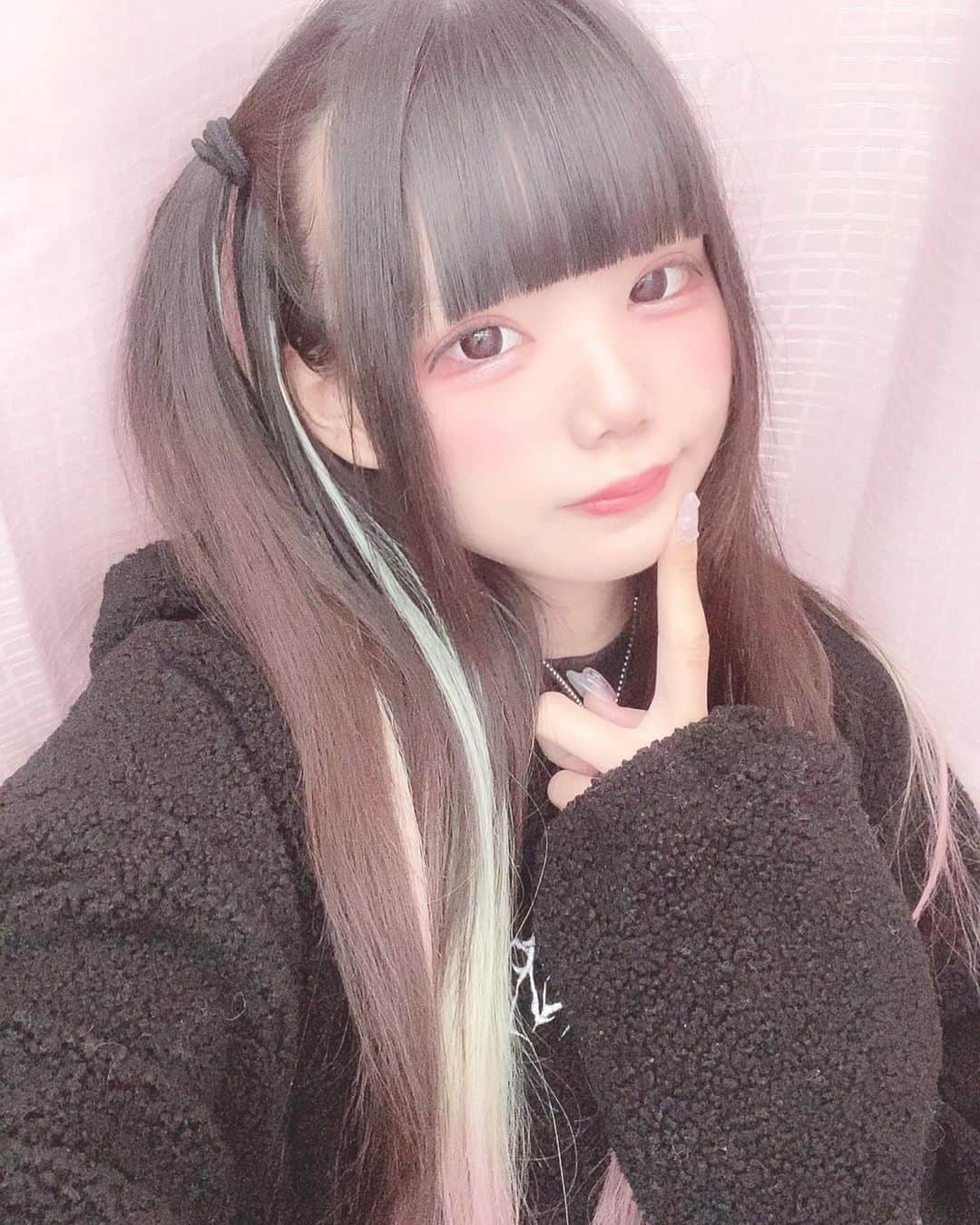 ゐななのインスタグラム：「春になってももこもこ着てる₍ ᐢ. ̫ .ᐢ ₎」