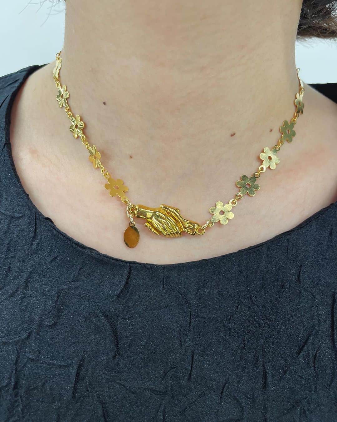 エディットフォールルさんのインスタグラム写真 - (エディットフォールルInstagram)「.  Foundry Mews @foundrymews  5.6 11:00 new in  FOUNDRY MEWS×LULU 別注accessory 🤍🤍  morgan necklace ¥11,000+tax  Foundry Mewsのmorgan necklaceを元に作成した別注品。luluでは薄いお花のプレートのパーツのみを使用したデザインにアレンジ。お花が立体的ではないため、可愛らしさが控えめになりどんな服とも合わせられるところがポイントです。  new heart necklace ¥12,000+tax  前回は1種類のチェーンで作成しておりましたが、今回はいろんなchainをミックスさせて作成。ハートのチェーンを組み込んだところもポイントです。 長さは、一緒に発売するbeth dressに合わせられるよう少しだけ長めに設定しています。もちろんチョーカー風にもアレンジできるので、いろんな服装に合わせていただけます。」5月2日 18時46分 - editforlulu_official