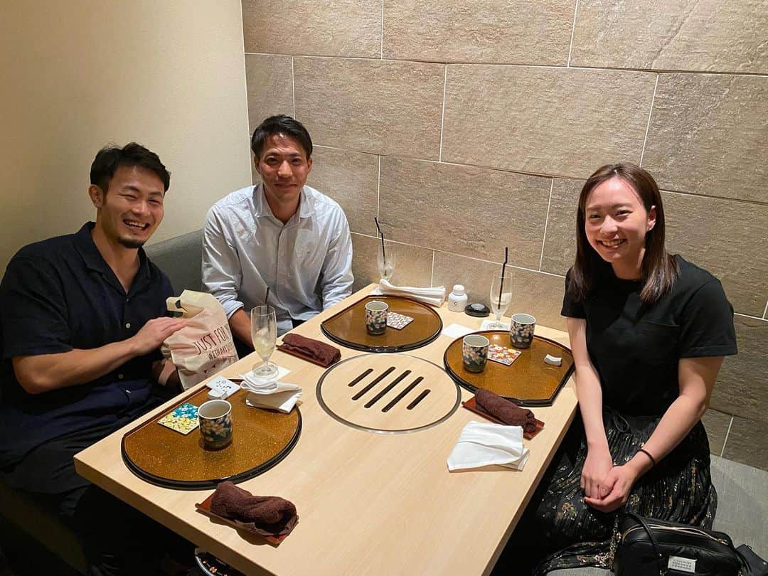 福岡堅樹のインスタグラム：「かすみちゃん現役引退本当にお疲れ様でした！ 同い年のアスリートの素晴らしい活躍にいつも刺激をもらってました。 これからのキャリアも応援してます👊 また92年組でお疲れ様会やろう！🎉」