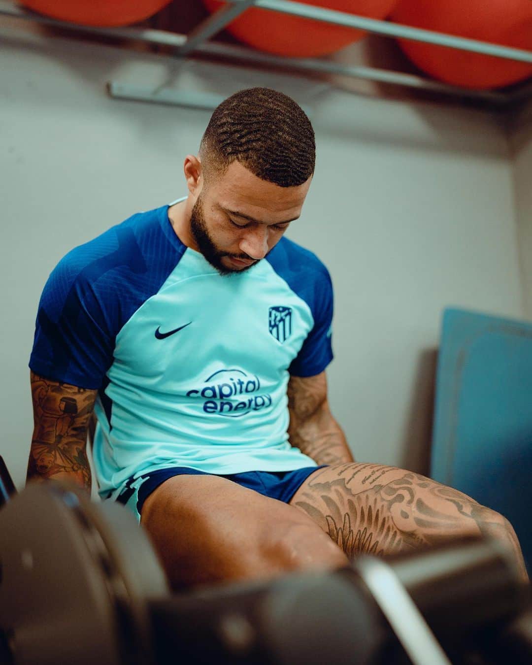 のインスタグラム：「Great suffering comes with the journey.  ⚽️🏃🏾‍♂️🫀🗣️🦁🥀🌧️🌪️🙏🏽🧘🏽‍♂️🧗🏽‍♂️🚀  Wil je leven als een prof?」