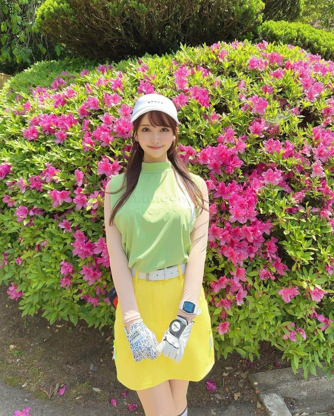 MAYUさんのインスタグラム写真 - (MAYUInstagram)「. ツツジが綺麗に咲いてた☺️🩷 . ウェアは @mameco.closet.golf  グリーンとイエローのビタミンカラー💚💛 柔らかなグリーンの色味がかわいいのっ🌱 . 私は明日から連休スタート🙌🏻 GW中のゴルフは、２回行く予定だよ⛳️❣️ みんなはどんな感じ〜？？ . . #ゴルフ女子#ゴルフ#ゴルフウェア#golf#golfwear#golfaddict#golflife#golfstagram#골프#골프스타그램#골프패션#골프웨어#골프스윙」5月2日 18時50分 - mayu.kina_golf