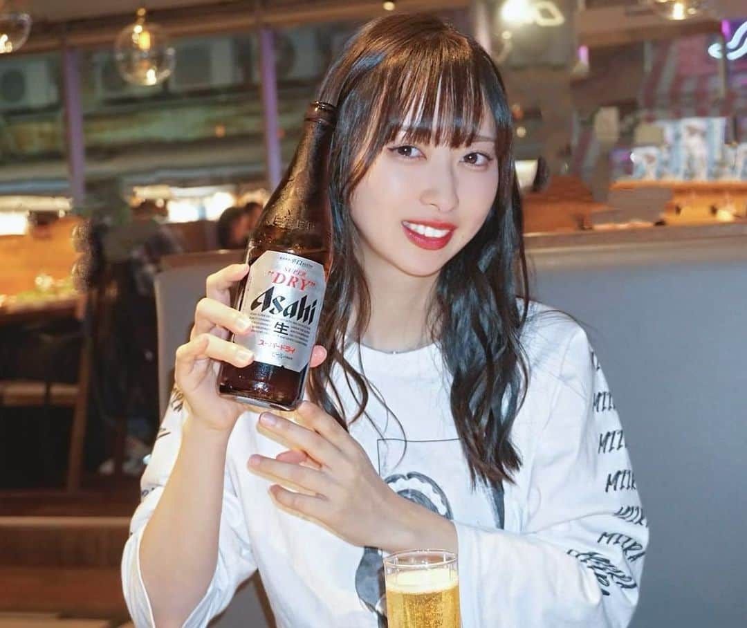 三嵜みさとのインスタグラム：「Beer🍺  #miiramisato #fashion #韓国料理 #まきがみ」