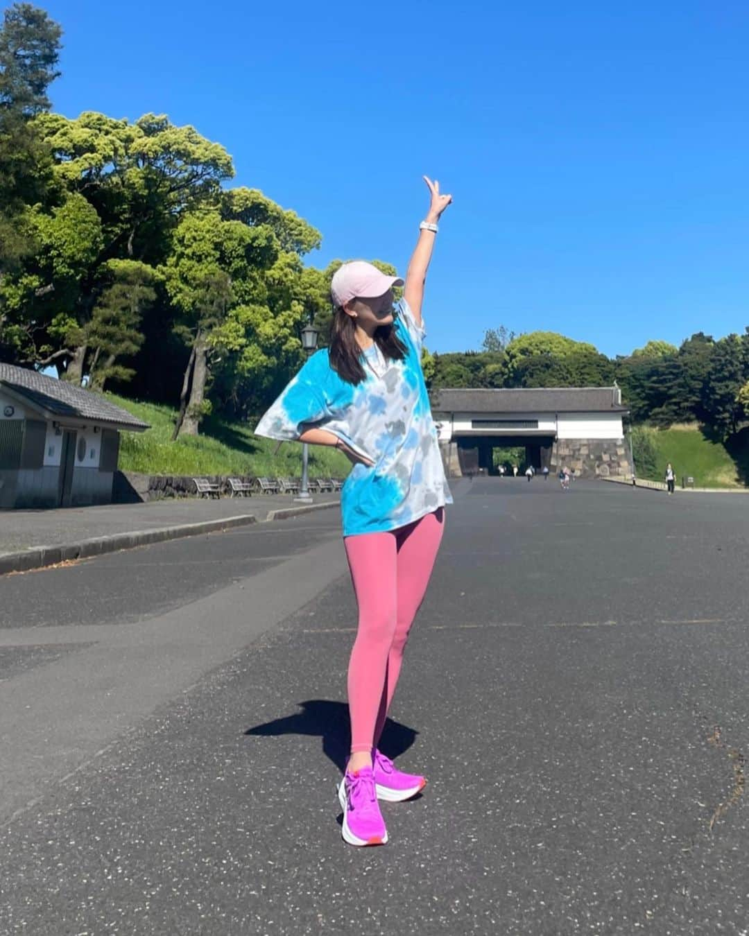 さーたんのインスタグラム：「* * * 今日は皇居で10km run🏃‍♀️☀️ @misato1030 と❤️ 友達と走るとお喋りに夢中で10kmあっという間🤣 楽しかった🌈  【ランニング=辛い】 ってイメージだけど走り方次第で楽しくなる🤩  私の楽しくする方法は.. ❤友達やパートナーと一緒に走る 🧡派手なウェアやお気に入りのウェアを着る 💛新しいギアを買う 💚パン屋さんやカフェを目指して走る 💙好きなYouTubeを聴く 💜GPSでお絵描き ありきたりだけどこんな感じ〜✌️  皆のランニングを楽しくするための工夫は 何かありますか？🏃‍♀️☀️ 私と同じ人も違う人も女子も男子も 皆コメントで教えて〜😆 共有しよう👍🏽👍🏽  #マラソン #フルマラソン #ハーフマラソン #走る #ランニング #ラン #ランナー #サブ3 #サブエガ #マラソン女子 #ランニング女子 #ランニングウェア #トレイルランニング #ランニング部」