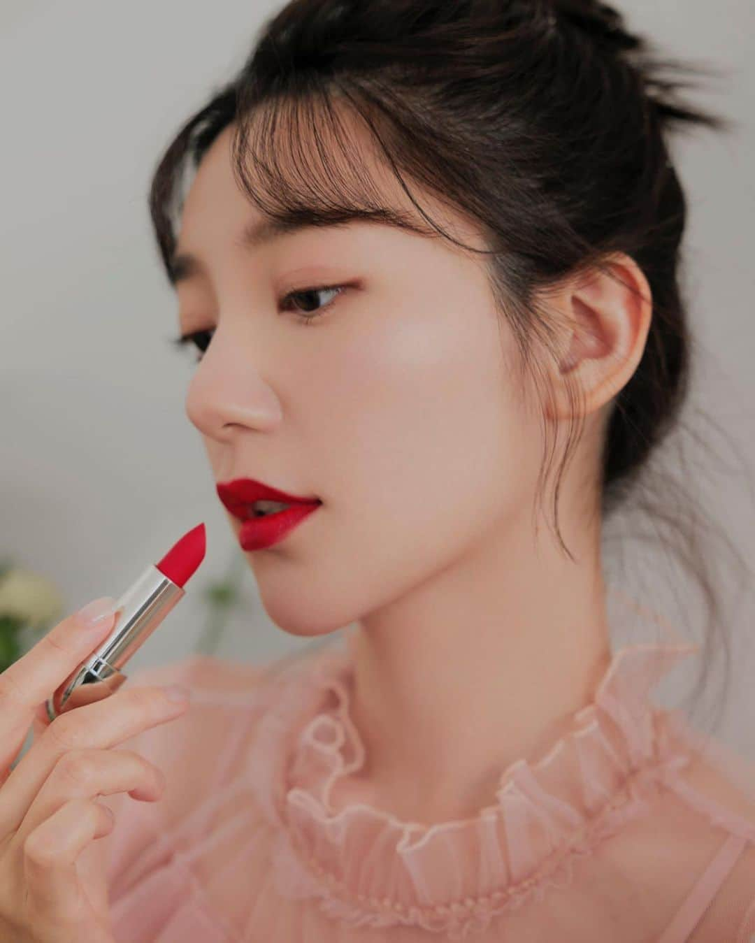 パフ・クオさんのインスタグラム写真 - (パフ・クオInstagram)「：  繁花似錦🌺🌹✨🐝💖💄💋 . . . . .   💄LIPSTICK：  紅寶之吻高訂紅絲絨唇膏- 880 RUBY RED❤️  CASE：  紅寶之吻高訂彩殼-LOVE JEAN & BLOSSOM JEAN繁花丹寧限定版  ❤️ @GUERLAIN #Guerlain #GuerlainMakeup #RougeG  #makeup  @jadeleemakeup   #hairstyles  @10olooff   #stylist  @melinachen @chingcreative_intl」5月2日 18時54分 - aohsuehfu