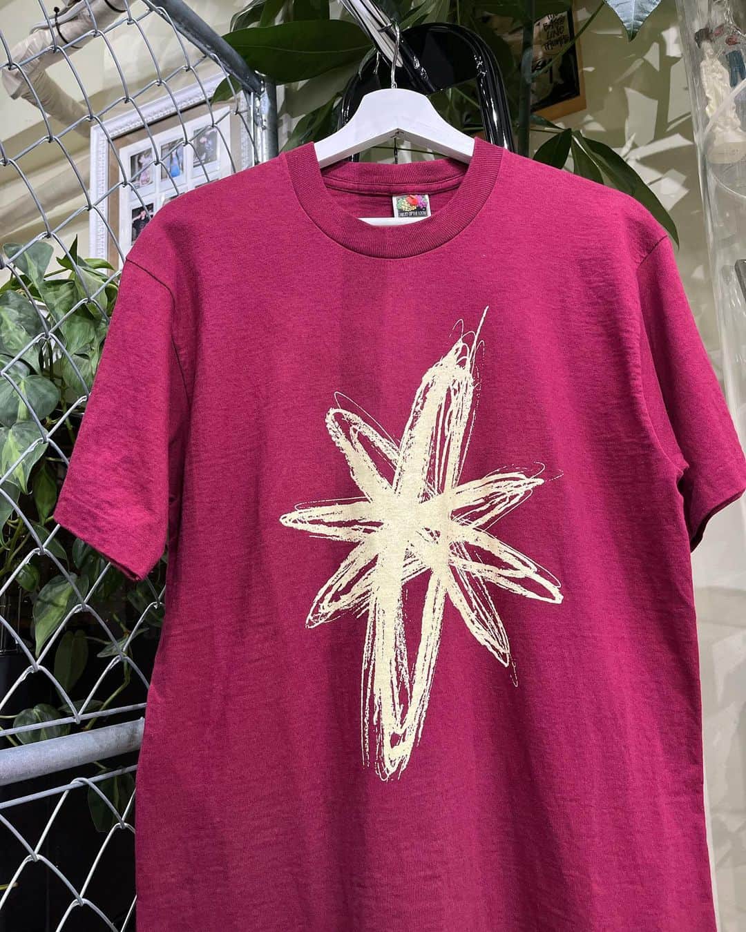 のインスタグラム：「1996's　ORBITAL ¥16000+tax(17600) . 1989年にイギリスで結成されたテクノ・ユニット、オービタル。 ケミカルやUNDERWORLD、プロディジーらと並び、 1990年代の当時のテクノシーンを代表するアーティストの1つです。  こちらは96年のコピーライトが入ったTシャツ。 フロントには彼等の象徴とも言えるORBITAL（軌道）をモチーフにしたロゴ。 バックにはサークルロゴが腰付近に入る洒落たデザインがカッコ良い1枚！ . ボディーはUSA製 FRUIT OF THE LOOM 2枚タグ　袖、裾共にシングルステッチ。 使用感は少なくコンディションは良好です。  テクノ系やEDM系のTシャツは探しても中々出てこない上に価格も高騰しています！ お好きな方はこの機会に是非ご検討下さい。 .  WEB SHOPに入荷しております。 是非ご覧ください。 jammru.com  #お問い合わせはお電話で承ります #jammru#jammru_tee#vintagetshirt #vintagetee#vintagebandtee#orbital  #osaka  #fashion  #streetstyle  #streetfashion  #vtg  #vintage  #used  #usedclothing  #古着 #古着屋 #ファッション #70s #80s #90s」