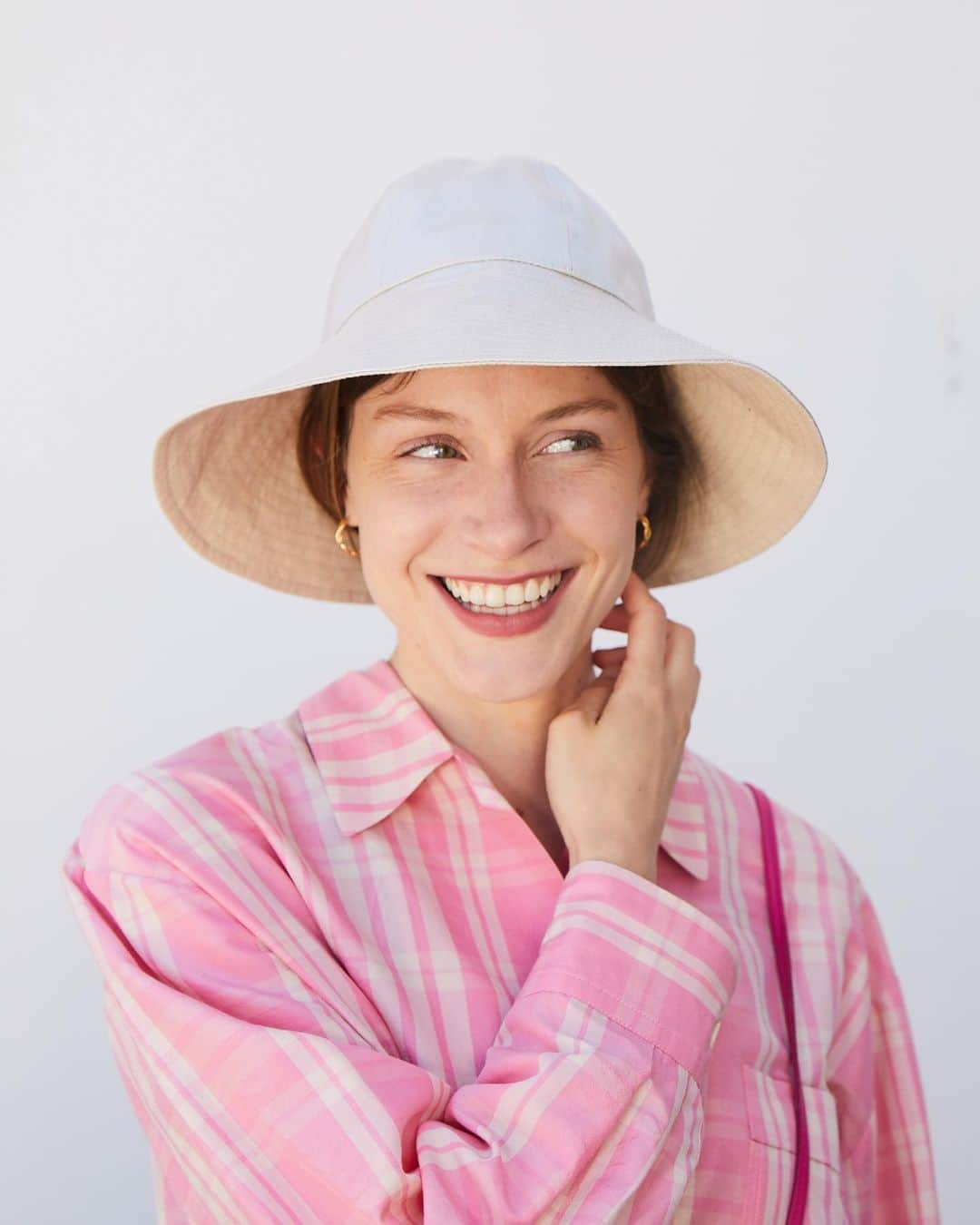 ジャックゴムのインスタグラム：「Nouveauté cette saison : notre CAPELINE en lin naturel enduit aux reflets glacés.   #jackgomme #ss23 #springsummercollection #bag #frenchbrand #frenchdesigner #madeinfrance #hat #linen」