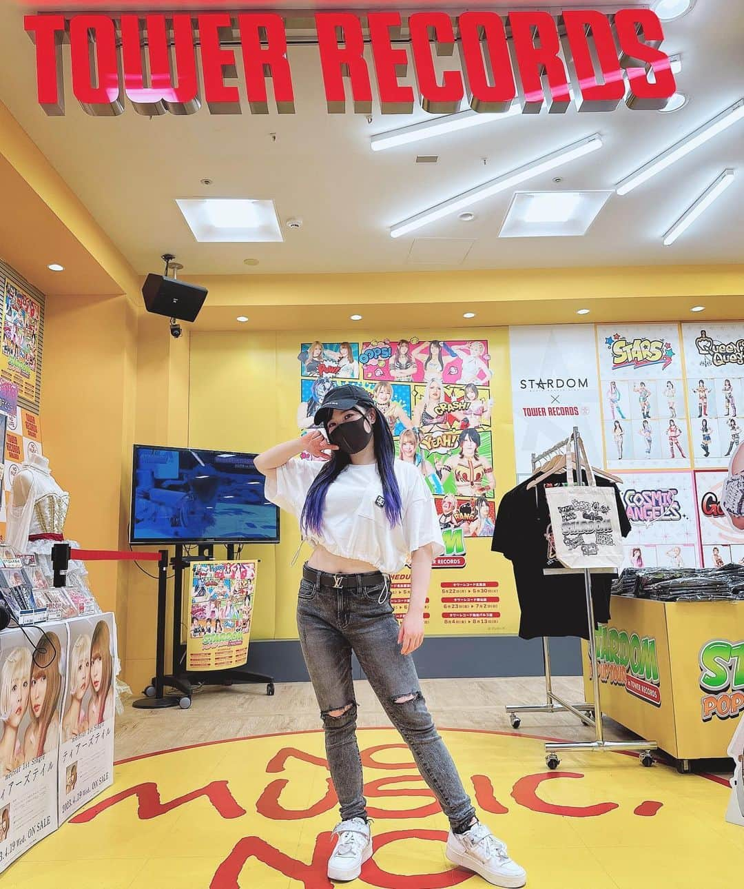 スターライト・キッドさんのインスタグラム写真 - (スターライト・キッドInstagram)「【STARDOM × TOWER RECORDS POPUP STORE 2023】 今年も選手1番乗りでタワーレコード新宿店へ遊びに行ってきた🐯🖤  新宿店は4月28日(金)～5月7日(日)まで開催してるから、グッズ買いに&SLKのサインを見に行ってこい😈❤️‍🔥 SLKポートレートと等身大タペストリーおすすめ🫶🏻  #SLK #スターライトキッド #スターダム #STARDOM #OEDotai #大江戸隊 #女子プロレス #タワーレコード #タワーレコード新宿店」5月2日 18時58分 - stardom_starlightkid