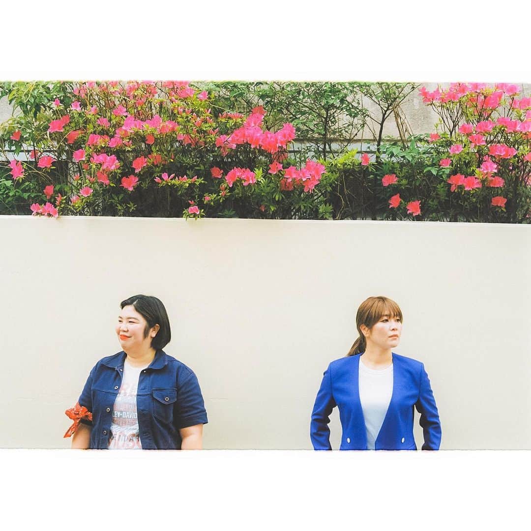 竹村真奈のインスタグラム：「OWARAI Bros.WEB.「これからの芸人百景」第23回は、今年4月より活動拠点を移し今後に期待が高まる！ 紅しょうがが登場しますー！  https://tvbros.jp/uncategorized/2023/05/06/67705/  Photo：Mado Uemura Interview：Aki Takamoto Editor：Mana Takemura  #紅しょうが #熊元プロレス #稲田美紀 #芸人百景 #お笑いブロス #owaraibros」