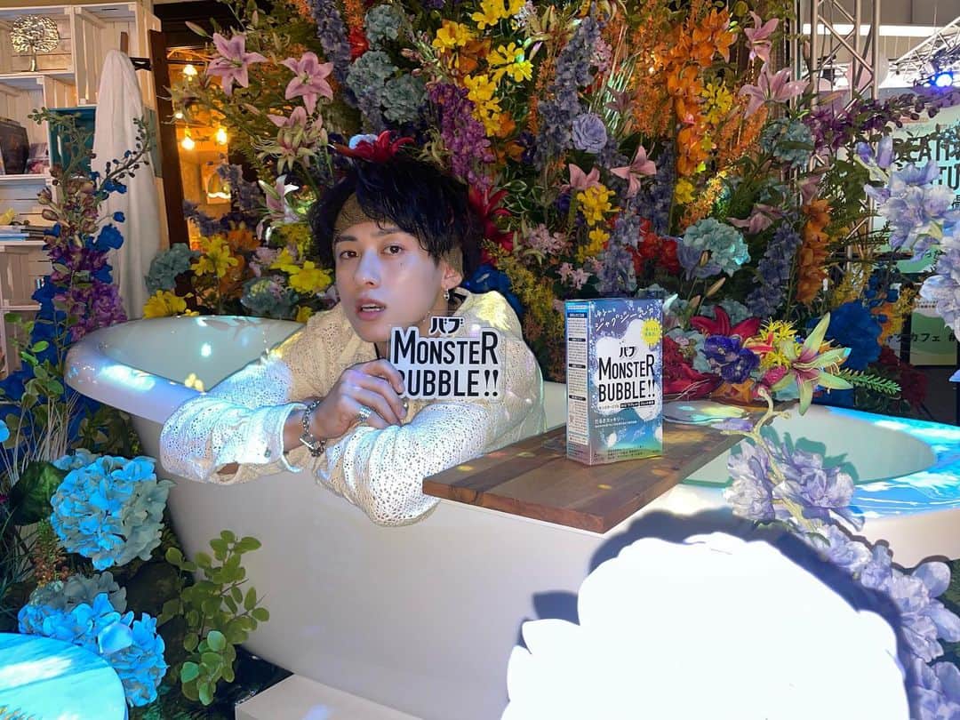 りゅうとのインスタグラム：「サナギ新宿前イベントスペース にて〜5月5日(金)20:00まで開催されている「ゆるんとジャグジー気分café」 にいってきた！  五感で楽しむ新感覚オフロイベント！バスタブなのにカフェな、暑い季節でもゆるんと長～くオフロを楽しめる空間 が新宿に登場してます！ 僕もドリンク飲んで来たよ！ 「バブ モンスターバブル ゆるんとジャグジー気分」も会場で貰えるし是非遊びにいってね！ #モンバブ　 #ゆるジャグカフェ　 #PR」