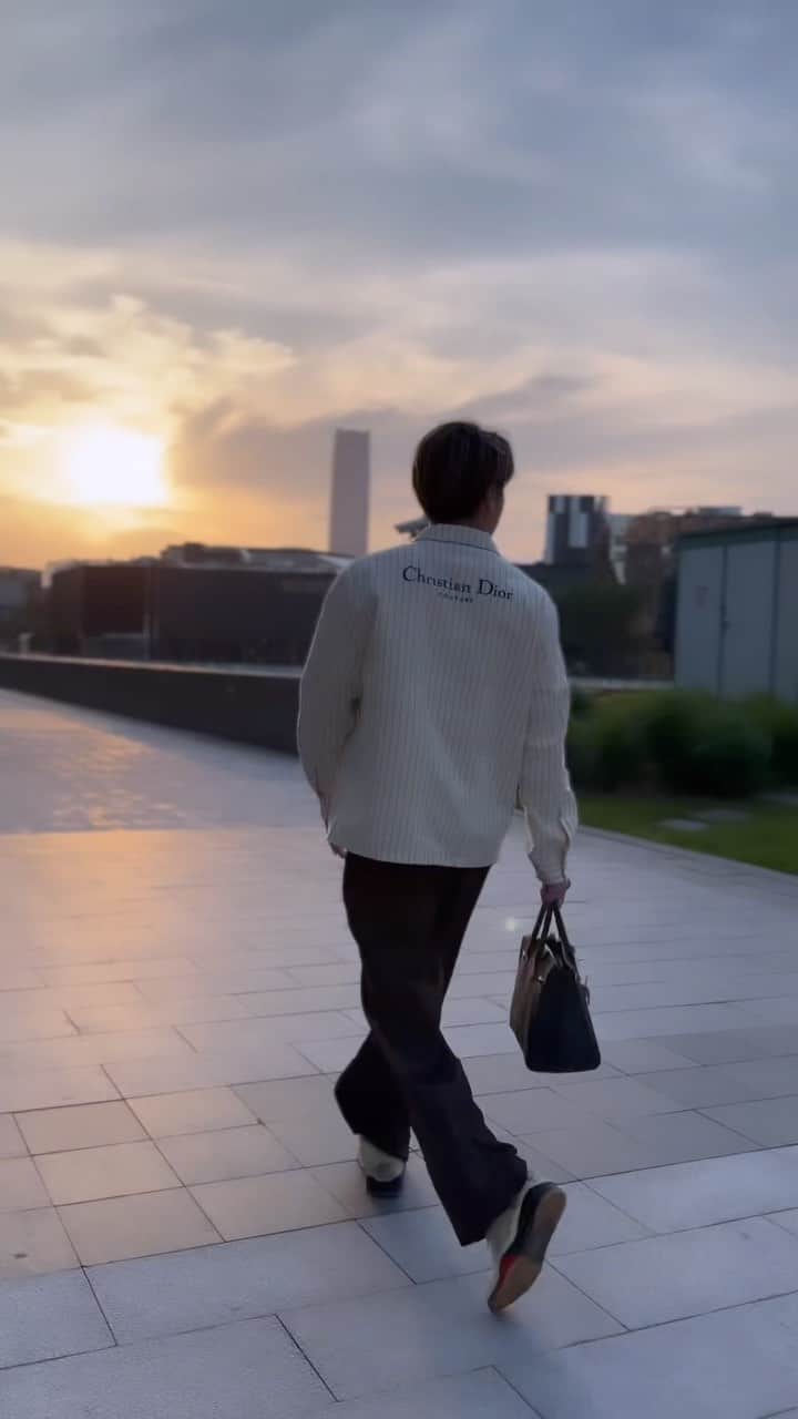 黄皓のインスタグラム：「３年半ぶりの上海🇨🇳 上海の家の近くを少し散歩🚶‍♂️ 上海タワーの近くに住んでるんだけど運河沿いは実は再開発されててかなり静かで車もないから快適☺️  中国から工場自体が減って排ガス規制が厳しくなったせいか、空が綺麗になってる。 ３年半世界が止まってると思ってたけど、進んでる場所はたくさんあったんだなと感じる。 今週はたくさん上海投稿しますね🔥」