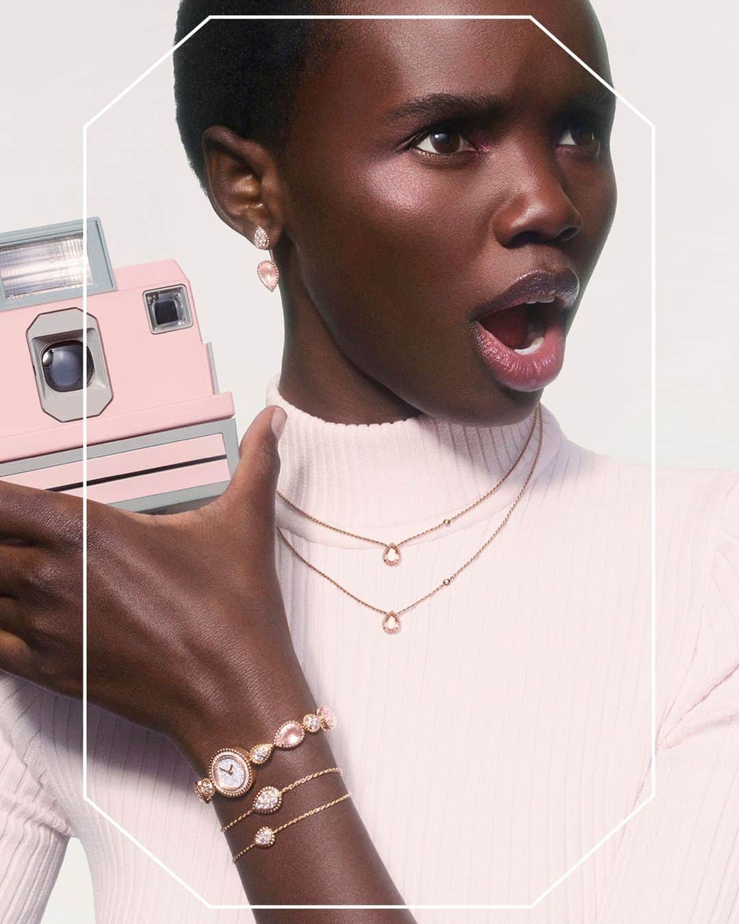 ブシュロンのインスタグラム：「The art of surprise. Capture the moment in new Pink Quartz... Serpent Bohème is ready for it.⁣ ⁣ #BasicnotBasic⁣ #SerpentBohème」