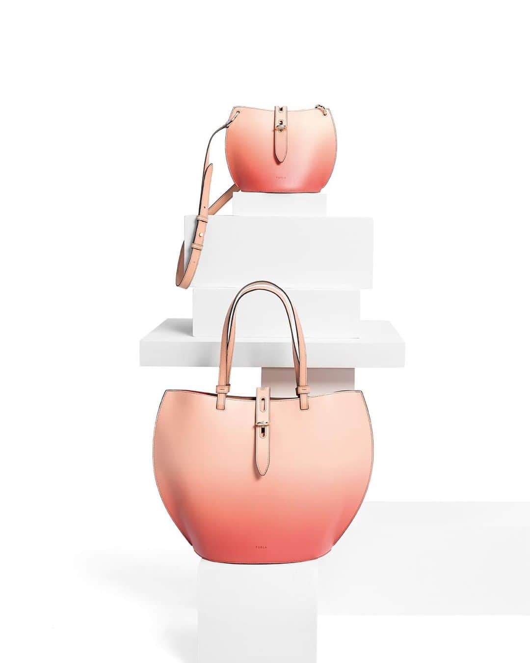 フルラのインスタグラム：「Unica Furla: 90's style inspirations from the Furla archive. Discover the new gradient color palette.  #Furla #FurlaColors  Photographer: Koto Bolofo (@kotobolofo) Art Direction and graphic design by Roberto Da Pozzo (@roberto_da_pozzo)」