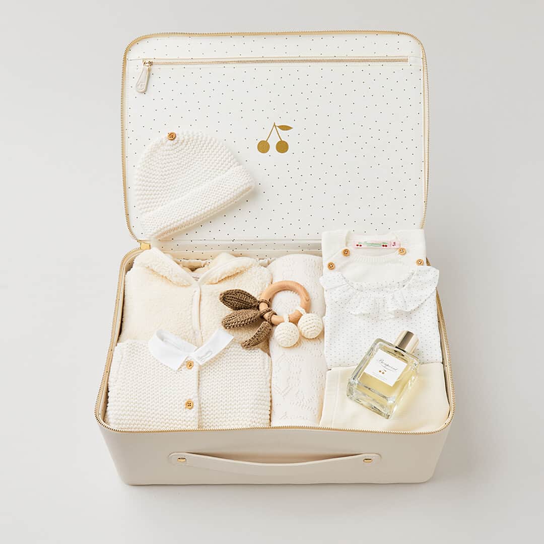 bonpointのインスタグラム：「Bonpoint Newborn SS23 | Tender touch. ​ The birth collection is presented in delicate newborn suitcases, with a small cuddly toy, a delicate outfit, or a cashmere blanket. ​ Personalize yours! ​  #Bonpoint #Newborn」