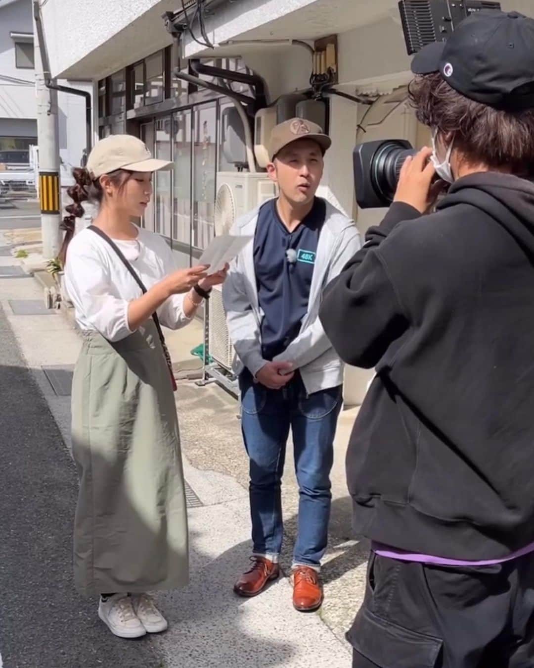 木村那津美のインスタグラム：「🌸｡ 4/29 ちぐまや家族  4月最後のちぐまやは、 雷太郎さん（雷ちゃん）と 視聴者の皆さんから頂いた 情報をもとに街歩きをする企画！ 【ココイコ】放送回でした✨✨  萩大好きでよく来るから、 俺の顔はみーんな知っている！任せて！と意気込む雷ちゃんでしたが、  駄菓子のeっぷく堂の名物お母さんに撃沈🤣🤣  さるのこしかけのさっくさく天ぷらに、 ご主人が作った日本酒（数量限定）も 本当においしかった…！  えんのしたの常連さんのキャラの濃さ！ だけど、初めましての方もウェルカム！って してくれる懐の広さを感じました😉  このロケの日の格好、 ワンピースにキャップにオニオンヘアー🧅、 好評だったの嬉しい😆💗  ちぐまやホームページでは、 雷ちゃんが編集後記を書いてますので チェックしてみてください☺️ ------------  スタジオ衣装（2枚目） 今回はシャボン玉🫧 パフォーマンスで中に入るかも！？ だったため、 会社の置き衣装（サイズが合えば誰でも使えるもの） でした😌  ______________________  山口県の情報盛りだくさん！ 土曜のあさ9時25分からは↓↓↓  @chigumaya_kazoku  【ちぐまや家族plus】  ------------  #アナウンサー衣装 #アナウンサーヘアメイク#30代コーデ #30代ファッション#30代メイク #30代ヘアメイク #木村那津美#アナウンサー #スタジオ衣装　#基本的にトップスのみ#ちぐまや家族plus #ちぐまや家族plus2 #山口県  #萩散策 #田町商店街#グルメ #浜崎地区」