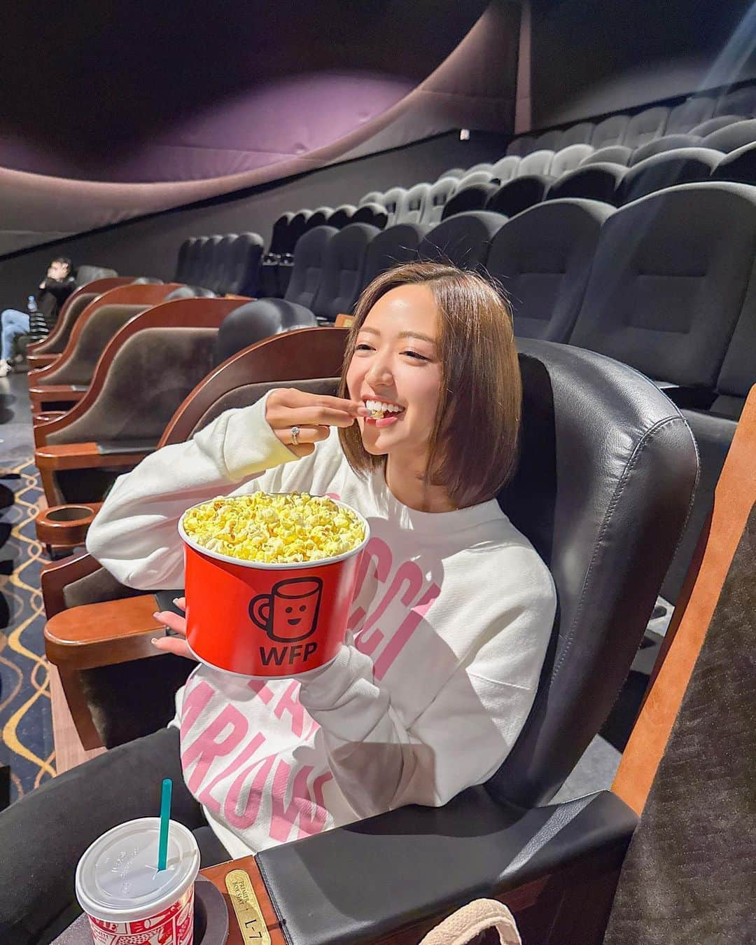 みなみのインスタグラム：「#リベンジ #翌日 #🍿」