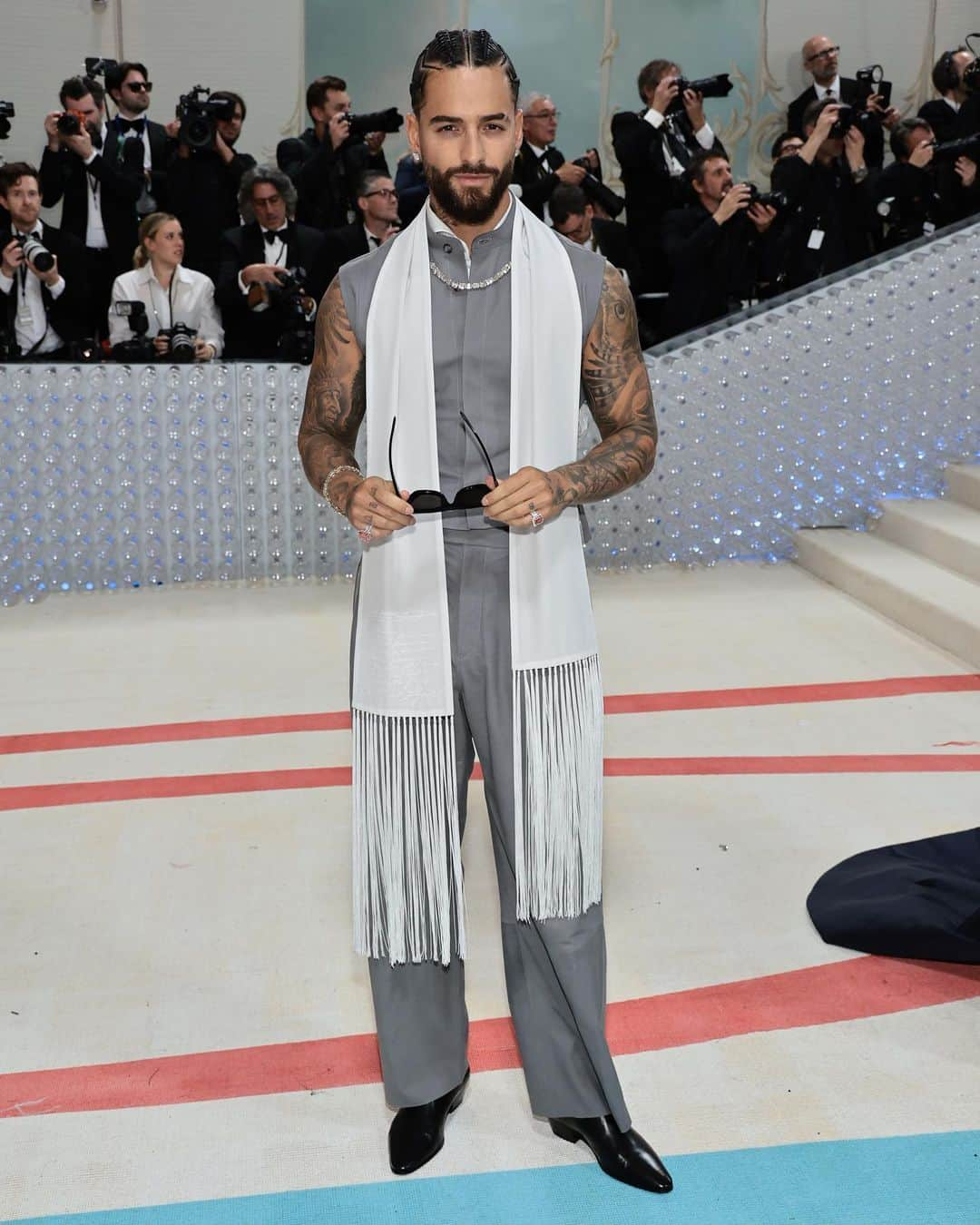 ヒューゴボスさんのインスタグラム写真 - (ヒューゴボスInstagram)「Sophisticated, simple, and punctuated with a very special accessory. #Maluma wears head-to-toe BOSS and a fringe-embellished scarf with a unique, embroidered message that ties in with the overall #MetGala theme #BeYourOwnBOSS」5月2日 19時09分 - boss