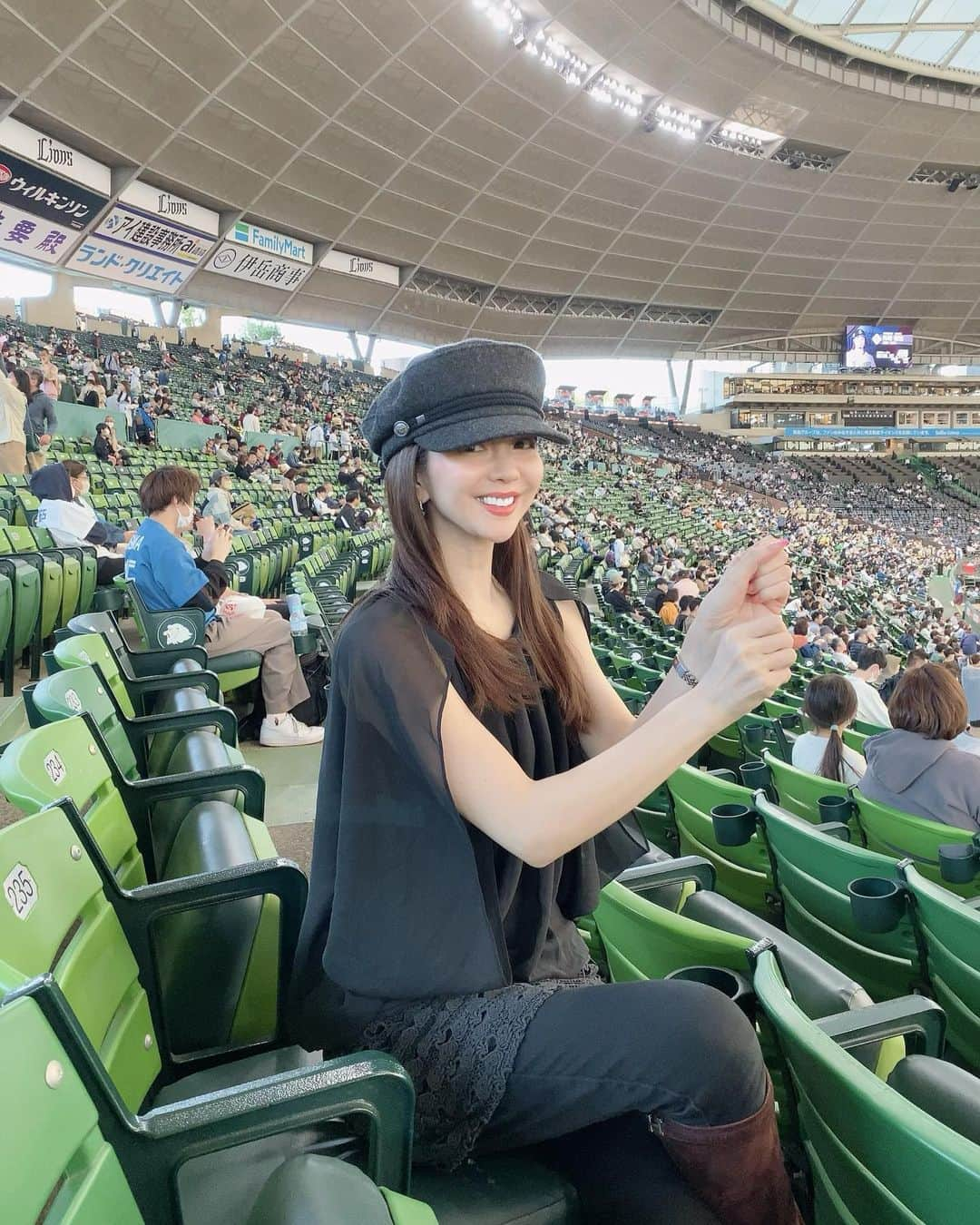 久本直美さんのインスタグラム写真 - (久本直美Instagram)「ベルーナドームへ野球⚾️観戦❣️ 謎のペッパーミルポーズ。 WBS引っ張りすぎな人😆  明日はお昼間12時からオンエアです📺  #野球観戦 #オンエア  #ペッパーミル #wbc」5月2日 19時09分 - naomixing