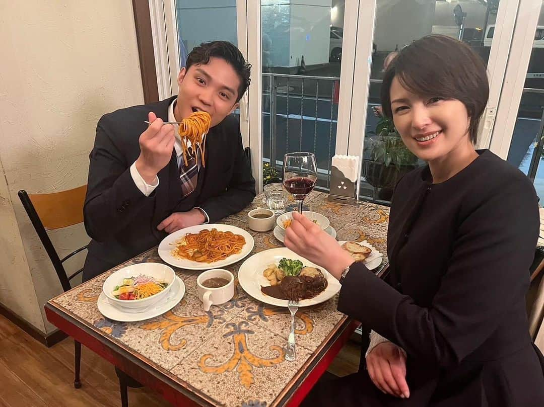 ケイジとケンジ、時々ハンジ。さんのインスタグラム写真 - (ケイジとケンジ、時々ハンジ。Instagram)「.  伝説の‼️パスタ巻きすぎくん再び〜‼️🍝 どうしてそうなっちゃうの〜⁉️ これが恋のサインなの〜⁉️  #ケイジとケンジ時々ハンジ #磯村勇斗 #吉瀬美智子 #3話の名シーン #oops #ウップス #うっぷす #パスタ巻きすぎくん   .」5月2日 19時10分 - keiji.kenji.hanji