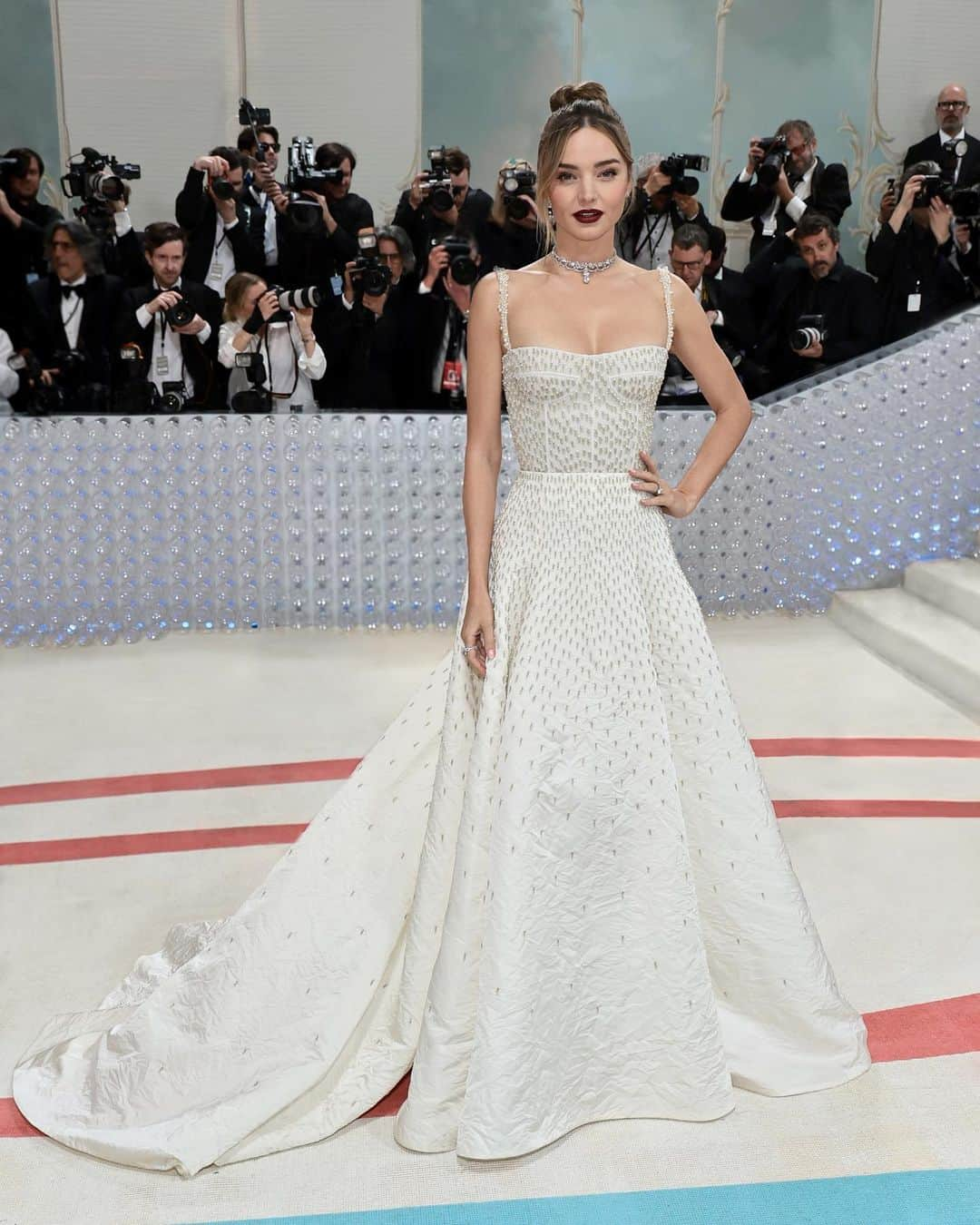 ミランダ・カーのインスタグラム：「Commencing our coverage of the #StarsinDior who attended the @MetCostumeInstitute’s annual #MetGala 2023, House friend @MirandaKerr wore a custom #DiorCouture jewel embroidered ensemble by @MariaGraziaChiuri with dazzling #DiorHauteJoaillerie. Stay tuned to see the savoir-faire behind her exceptional bustier and radzimir wrap skirt.」