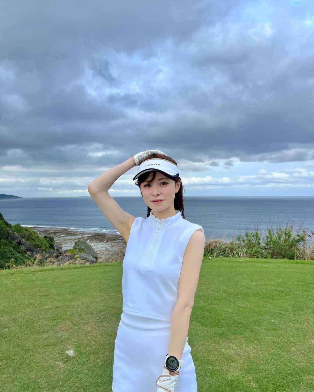 工藤はるかさんのインスタグラム写真 - (工藤はるかInstagram)「最高すぎた沖縄ゴルフ🥹🏝️🐠  ずっと目標にしてた100切りを 最高のロケーションで達成できて ご褒美すぎる1日でした😭👏🏻♡  ウェアは沖縄で着ると決めていた @suicgolf のセットアップ🕊️  カートバッグもボールケースも(写ってないけど) suicgolfで合わせました🤍」5月2日 19時12分 - har_326