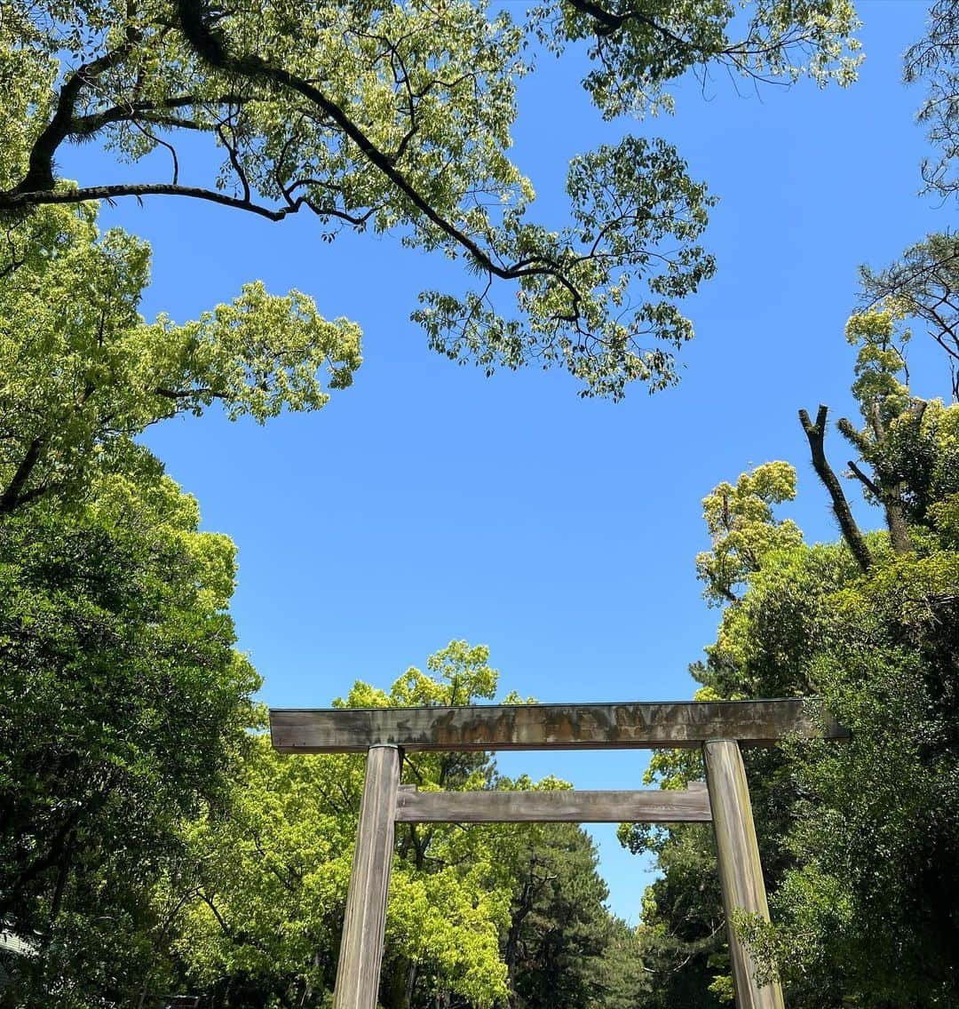 中村かなさんのインスタグラム写真 - (中村かなInstagram)「⛩ ・ ・ お久しぶりになってしまった 熱田神宮の朔詣🙏 昨日はGWなのでとっても賑わっていました☀️ 偶然にも催事も見れてラッキー✌️ ・ 毎月1日にしか販売されない あつた宮餅も無事にゲット✨ 最近早く売り切れちゃうから、、、 早起き必須なおいしいお餅です♡ おばさまにどこで購入したの？と聞かれましたが 今月は熱田神宮お隣の秋葉社で朔日市開催でした❣️ 月によって開催場所違うから @atsutamiyashukukai  でチェックすると⭕️ ・ ・ 赤ちゃんの時はお宮参りに 夏休みは緑蔭教室に 初詣はもちろん 良い事があった時も 悪い事があったときも 熱田さんへお詣りしていました🙏 ・ マイ参拝ルートもある😂 私にとって1番身近で大切な場所です😌💕 ・ ・ ・ #熱田神宮 #あつた宮餅 #朔詣 #朔日市 #あつた朔日市 #名古屋観光 #名古屋旅行 #名古屋市熱田区 #熱田区 #熱田さん #神宮 #かなの寺院仏閣巡り #神社 #パワースポット #パワースポット神社 #パワースポット巡り #パワスポ #寺院 #神社 #神社巡り #神社仏閣」5月2日 19時12分 - k777pime