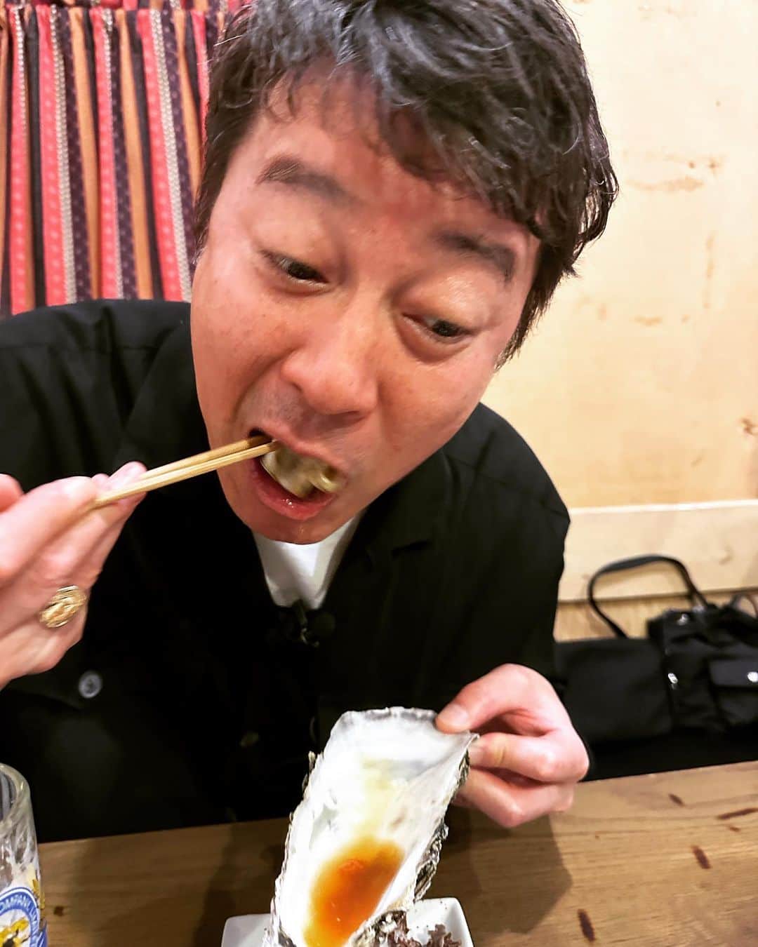 山口一郎のインスタグラム：「生牡蠣カッ喰らう加藤さん。」