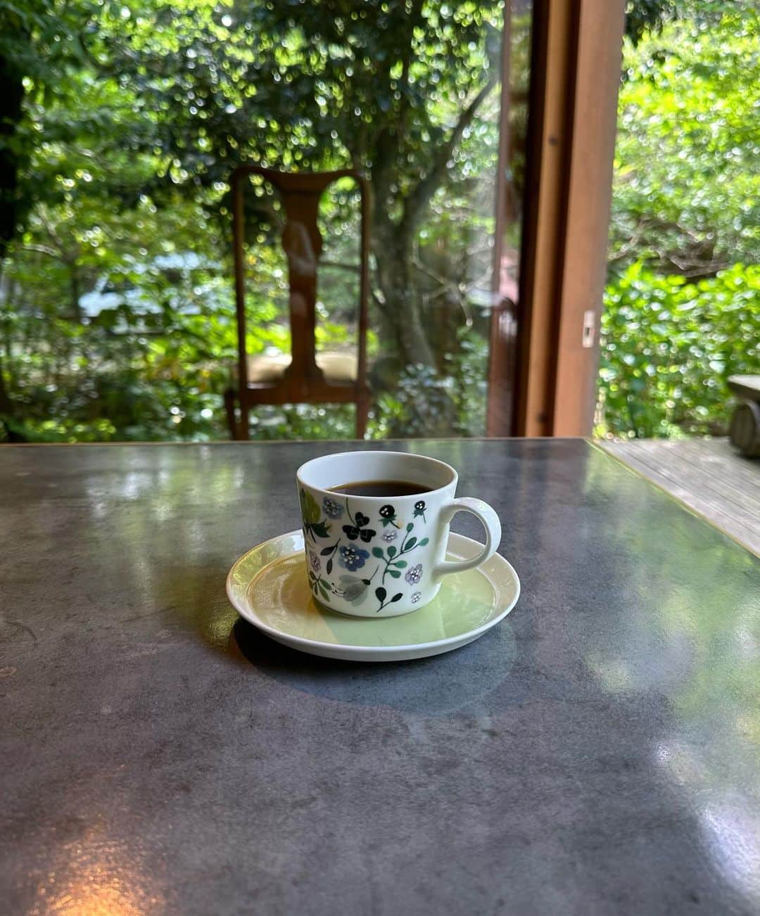 朝日奈央さんのインスタグラム写真 - (朝日奈央Instagram)「熱海旅の続き✨  ふらっと立ち寄ったカフェが素敵で癒されました🌿☕️ わんちゃんが人懐っこくて可愛かったよ🐕 また会いたいな♡  #熱海 #cafe」5月2日 19時23分 - pop_step_asahi