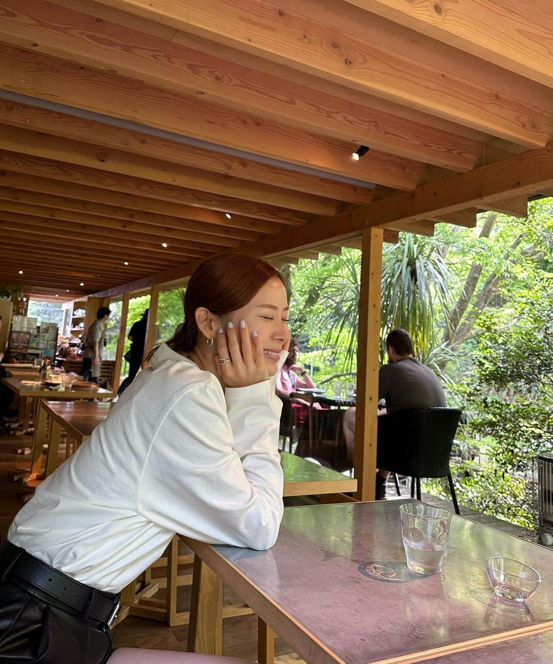 朝日奈央さんのインスタグラム写真 - (朝日奈央Instagram)「熱海旅の続き✨  ふらっと立ち寄ったカフェが素敵で癒されました🌿☕️ わんちゃんが人懐っこくて可愛かったよ🐕 また会いたいな♡  #熱海 #cafe」5月2日 19時23分 - pop_step_asahi