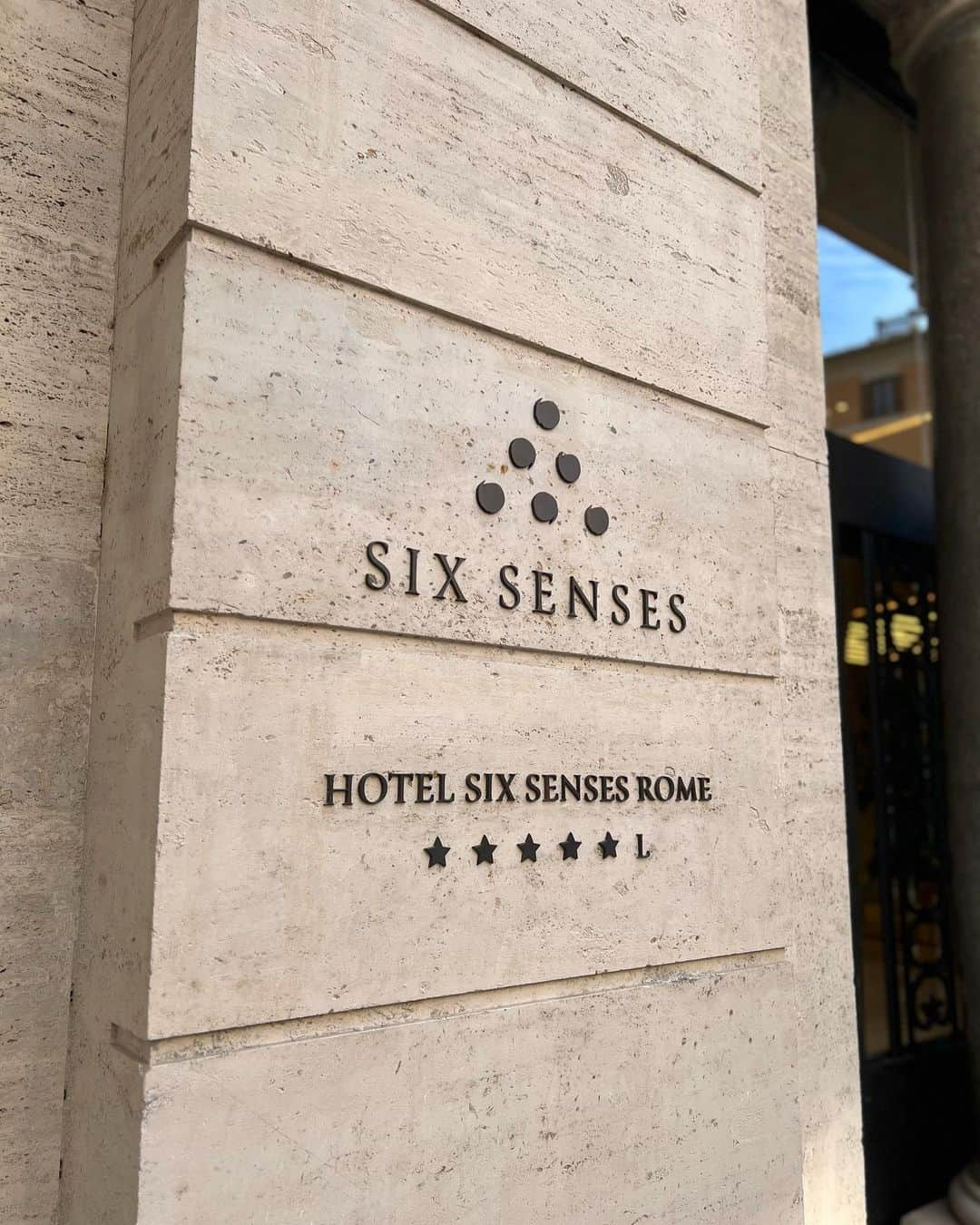 近藤あやさんのインスタグラム写真 - (近藤あやInstagram)「I stayed at Six Senses Rome🇮🇹🤎  3月16日にオープンしたシックスセンシズローマに宿泊しました♡  まるで美術館に宿泊してるみたいな作り…！😳✨ホテルの階段の大理石も、地産のものを使ってるの💎 本当、中世ローマを感じられる🇮🇹  トリビの泉までも徒歩4分という 立地の良さは最高すぎた🥹🤎  #シックスセンシズローマ #イタリア #イタリア旅行 #ローマ旅行 #sixsenses #sixsensesrome」5月2日 19時23分 - doraemontoaya