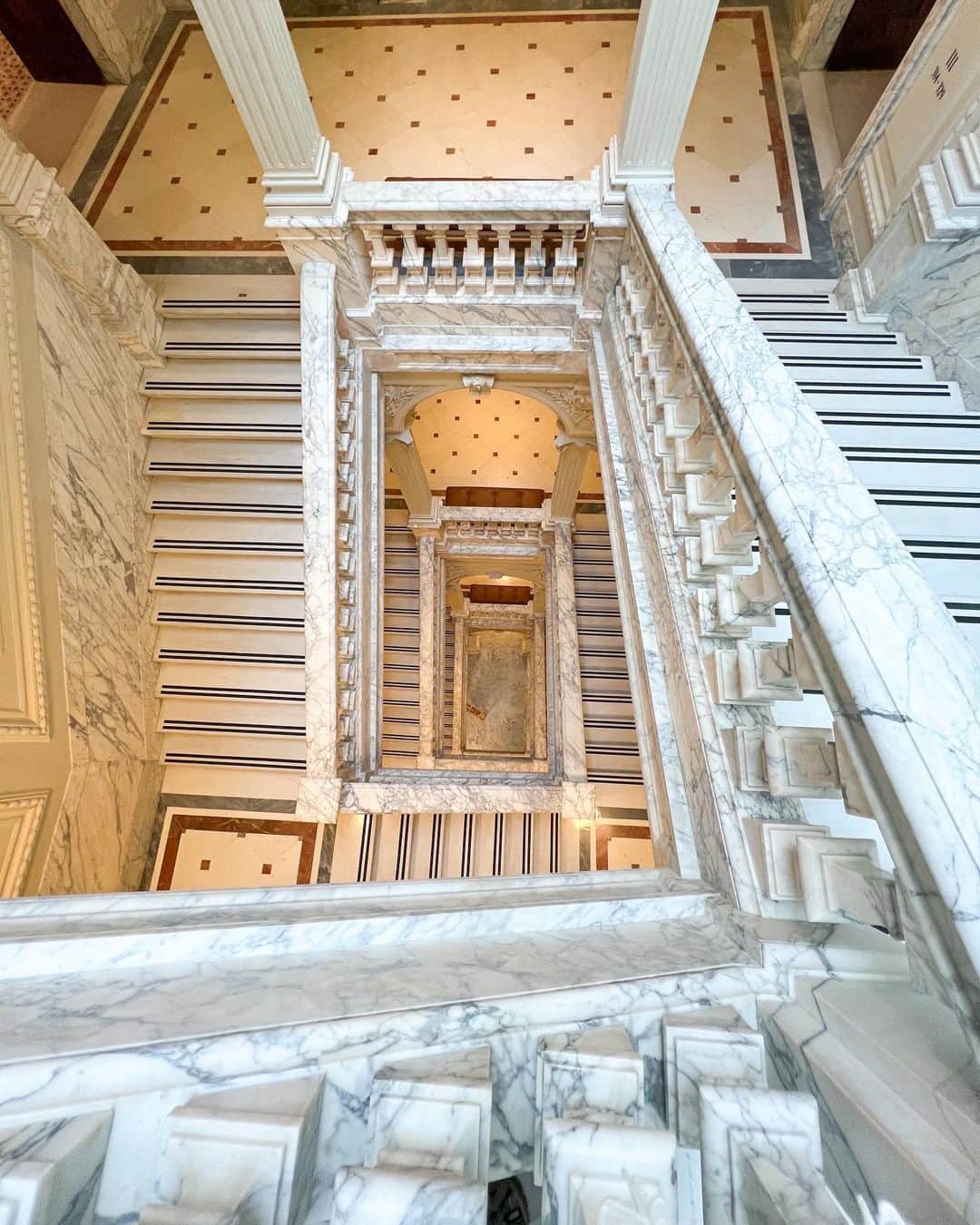 近藤あやさんのインスタグラム写真 - (近藤あやInstagram)「I stayed at Six Senses Rome🇮🇹🤎  3月16日にオープンしたシックスセンシズローマに宿泊しました♡  まるで美術館に宿泊してるみたいな作り…！😳✨ホテルの階段の大理石も、地産のものを使ってるの💎 本当、中世ローマを感じられる🇮🇹  トリビの泉までも徒歩4分という 立地の良さは最高すぎた🥹🤎  #シックスセンシズローマ #イタリア #イタリア旅行 #ローマ旅行 #sixsenses #sixsensesrome」5月2日 19時23分 - doraemontoaya