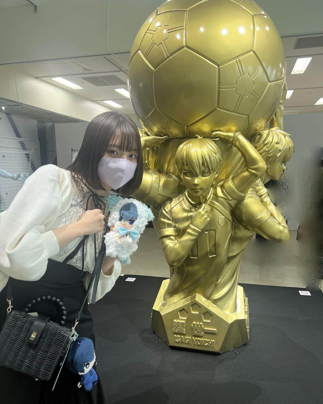 のインスタグラム：「ブルーロック展💙 ちゃんと世界観に入り込めて、原画もたっくさん見れて本当にありがとうございますの至高の展示でした⚽️  載せたい写真他にもあるんだけど、大阪が終わったら載せるね〜！  潔世一世界一‼️🤍  #エゴい」