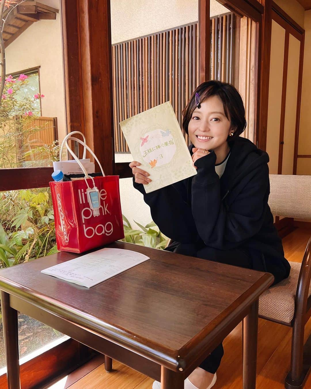 小林涼子のインスタグラム：「.  本日もラジオ生放送からの 夜はドラマ〜🌸 嬉しい火曜日です。 きちゃった♡な小夜ちゃん🙋🏻‍♀️  5月2日(火)22:00より TBS系「王様に捧ぐ薬指」 第3話👑💍 是非ご覧ください🌸  #王様に捧ぐ薬指」