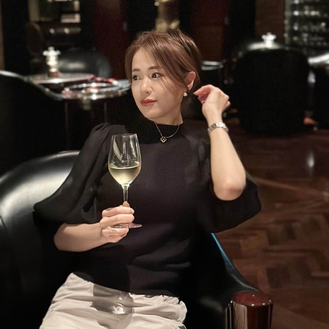 しろまっするのインスタグラム：「･ rest is productive…🖤  昨日の投稿とだいぶ対照的だ🤭🍷笑  #restday #healthychoice #atthebar #winelover #しろまっする」