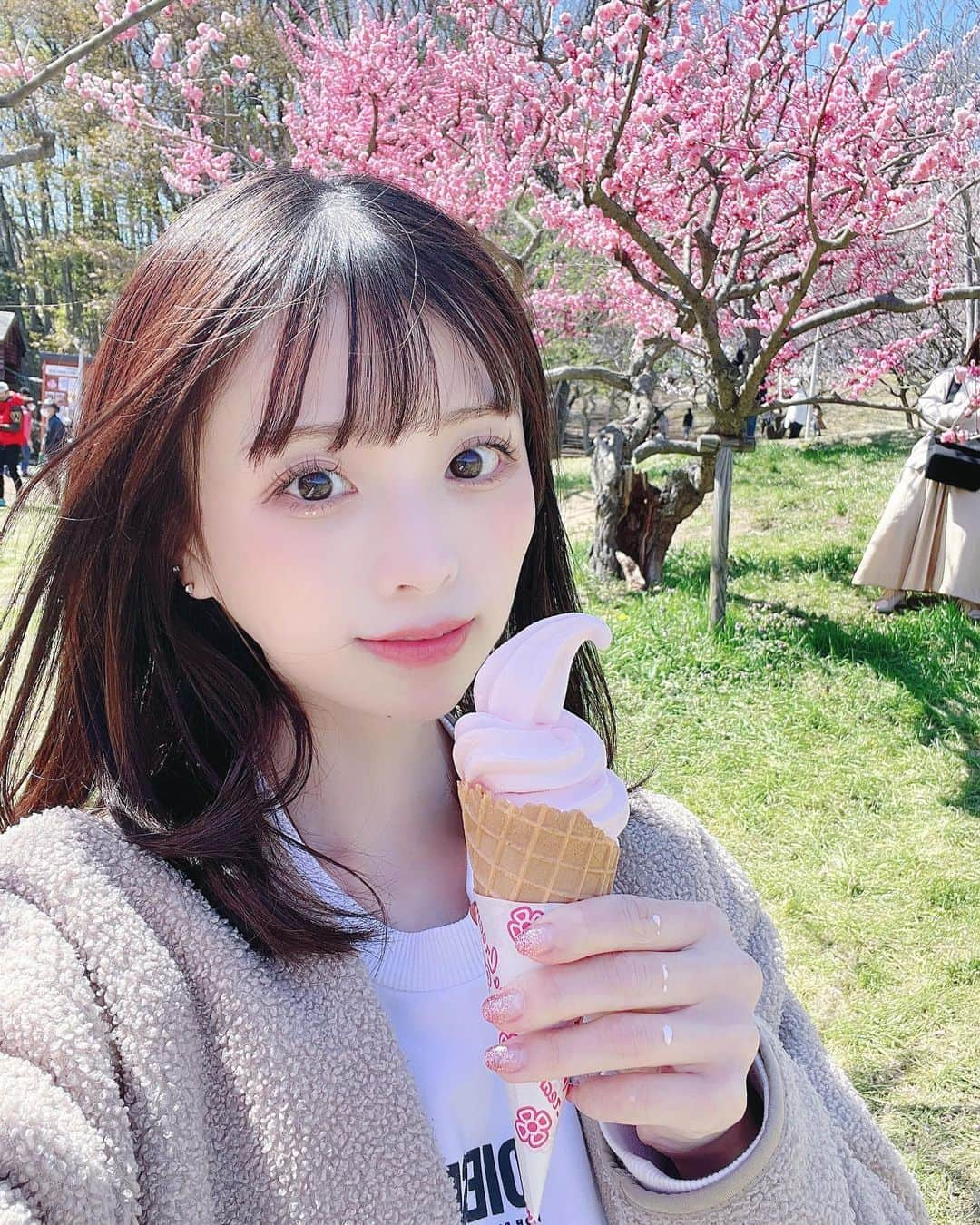 美咲優羽のインスタグラム：「. . . 念願の梅ソフト🌸🌸 梅園満開で綺麗だったみんなで行きたいね☺️ 写真に夢中で手に溢れてるの気づいてないわたち🫠  あっ！髪の毛10センチくらい切ったのどおかな？🧐👶 . . .  #selca #selfie #셀카 #셀카그램 #today #ootd #dailylook #instagood #instalike #followme #自撮り女子 #自撮り #japanesegirl#japaneseidol#japanesegirls#粉我 #美白 #攝影#旅遊攝影 #拍攝#寫真#攝影日記#人像攝影#攝影師#互惠#拍照#台灣攝影師#人像摄影#攝影 #梅園 #お花見」