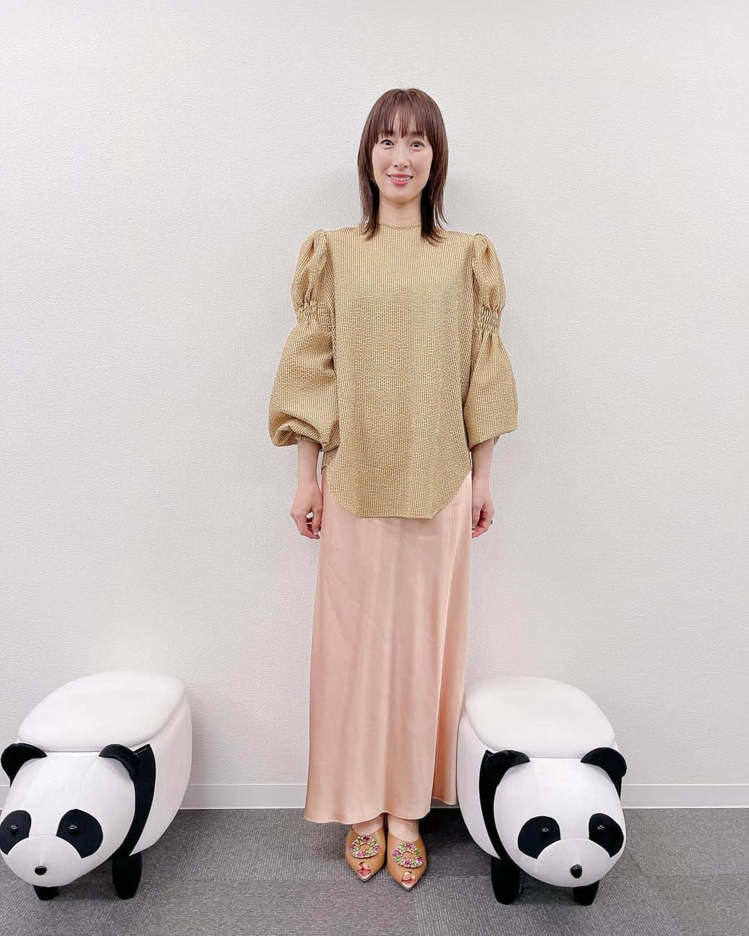 のインスタグラム：「明日OAです！  23:17〜 ABC「これ余談なんですけど・・・」  衣装です！ blouse @stylings_official skirt  @vince jewelry @zuttoholic shoes  @daniella_and_gemma . . #今日もお疲れ様でした #」