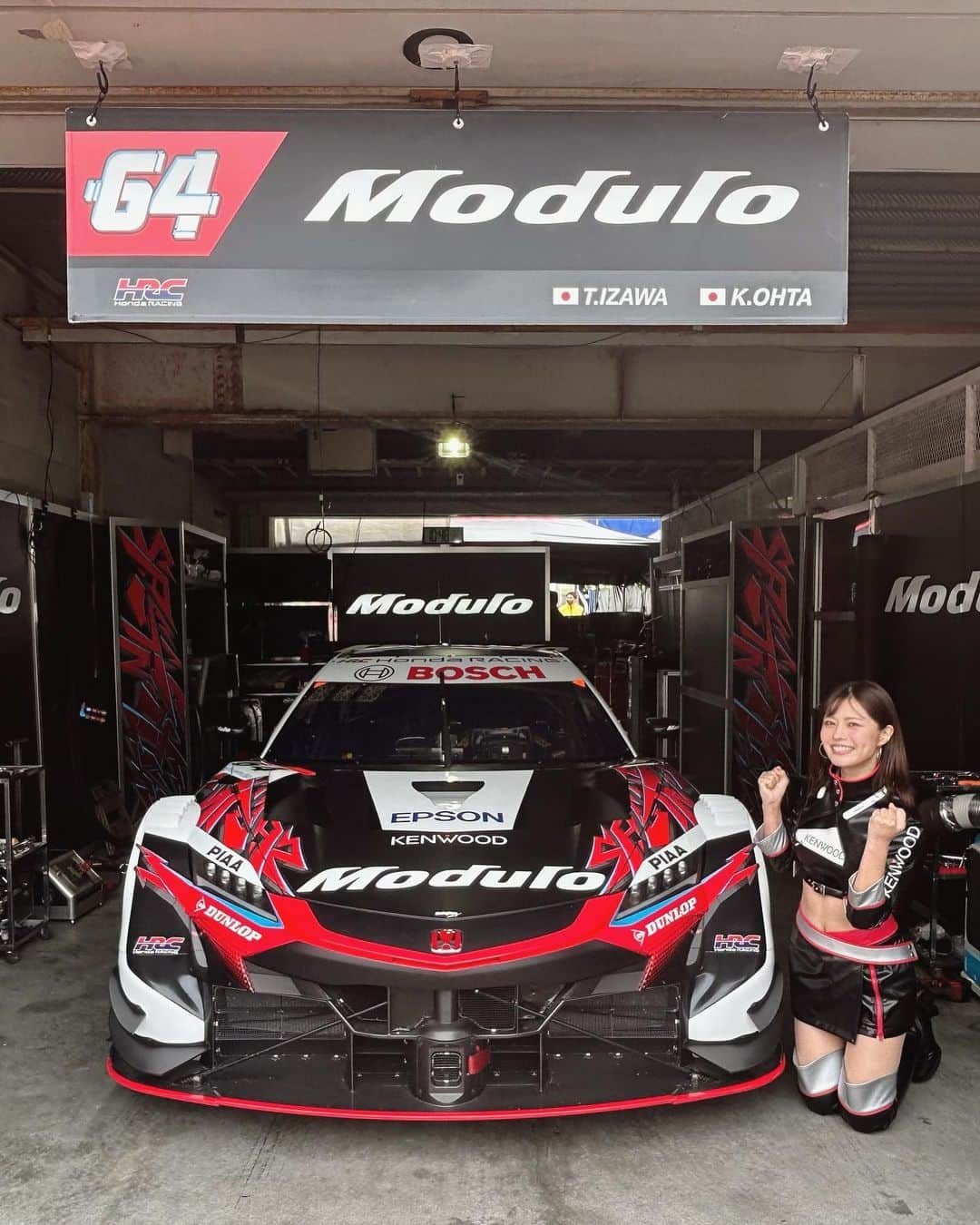 津田知美さんのインスタグラム写真 - (津田知美Instagram)「明日からSUPER GT Rd.2🗻 . 一緒に64号車の応援楽しみましょうー！！ なんと！チケットが完売との噂🤭 みなさまとお会いできるのを楽しみにしてます❣️  #superGT #KENWOOD #Modulo64 #レースクイーン」5月2日 19時21分 - tmm_tsuda