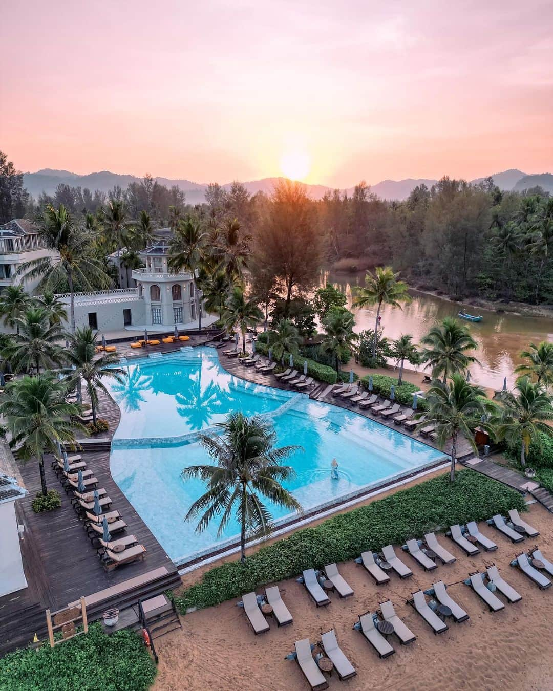 のインスタグラム：「Feeling so very fortunate to share a mother daughter trip to Thailand with my sweet angel Jade visiting the breathtaking @devasom_resorts in Khao Lak 🌴  Devasom is just over an hour from Phuket, a picturesque sanctuary where the forest meets the ocean. The resort name Devasom is derived from Sanskrit meaning ‘angels residence.’ I can confirm it indeed feels like the most angelic heavenly place. Every afternoon magnificent light rays pierce the sky creating dreamlike views. The kind, friendly faces greeting you each day warm your heart and make you feel at home. You’ll soon lose all sense of time as the tropical scents and soothing sounds elevate you. You’ll feel as though you are dancing on a cloud. Every sunrise and sunset has been a deeply spiritual experience 🪷   I have much more to share with you soon on my favorite local tours and experiences. For now I can tell you this has been a rich and full experience hitting all levels - mind, body and spirit. Devasom Khao Lak is one for your bucket list ✨  #devasomkhaolak #khaolak #hotelsandresorts #beautifulhotels #beautifuldestinations #travelcommunity #travelblogger #thailand #thai #motherdaughtertrip #familytravel #visitthailand #tlpicks #earthpix #beachesnresorts #wonderfulplaces #drone #djiglobal」