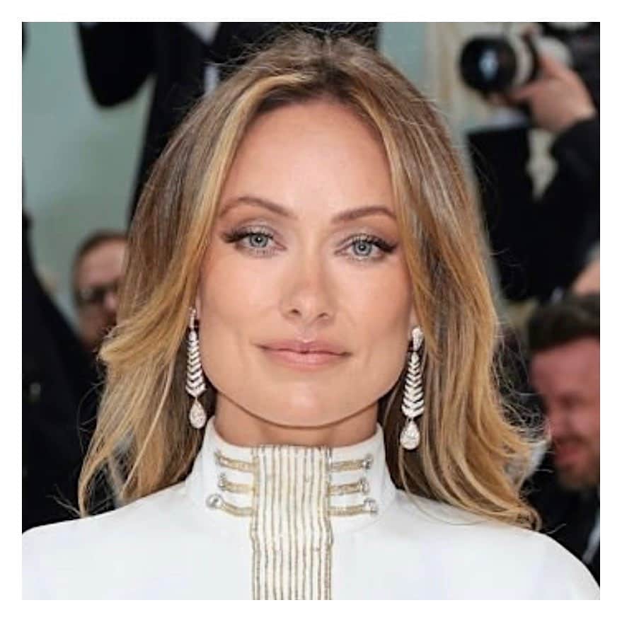 JO BAKERのインスタグラム：「O L I V I A • W I L D E 🇺🇸 Golden goddess…. Sun-kissed and glowing #oliviawilde for #metgala23 ✨ Style @karlawelchstylist @chloe  Hair @mararoszak  Makeup by me #jobakermakeupartist  💦 I prepped Olivia’s skin using The Repair Serum NAC Y2 paired with Day Cream NAC Y2 by @111skin for a hydrated but lightweight base for makeup. On the eyes, as always some iced Rose Gold Illuminating Eye Masks which is such a Lux and decadent way to activate the skin around your eyes and treat them to liquid infused moisture bath wit glowing results in minutes followed by tapping Eye Lift Gel NAC Y2 around the orbital bone #111skinpartner #111skin 💦 #111skinredcarpet」