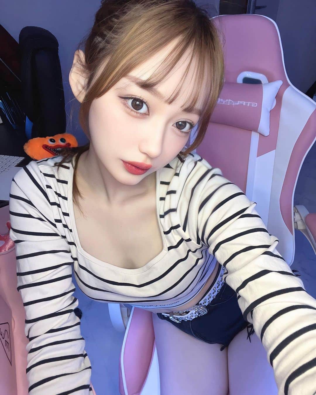 白川れなのインスタグラム：「ゲーミングチェアで1日過ごせる⁡ ⁡ ⁡ ⁡ ⁡ ⁡ ⁡ ⁡ ⁡#ゲーム女子 #game  #エクステ #ミルクティーベージュ #韓国メイク#fashion #portrait #selfie #随手拍 #網美 #셀카 #패션 #데이트」