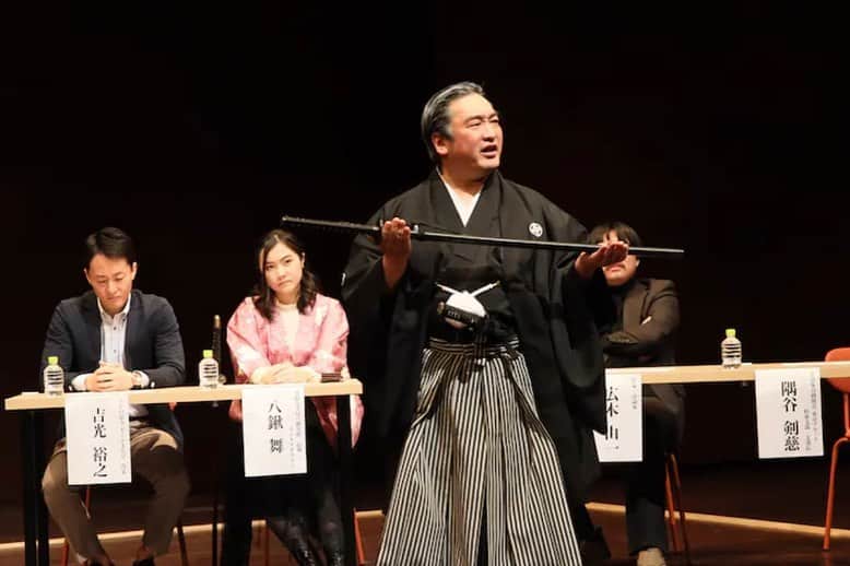 佐久間宣行のインスタグラム：「「令和5年の廃刀令」 アガリスクエンターテイメント 作演出:冨坂友  明治期に廃刀令が出されず、市民が当たり前のように帯刀する架空の現代日本を舞台にした、“会議コメディ” 観客はタウンミーティングの参加者として劇中で廃刀令の是非について投票。結果がリアルにエンディングに直結します。  メチャクチャ面白かったです！ あっという間の90分でした。  真剣さとくだらなさ、主義と信念と打算と揺らぎ、全部がちゃんとそこにある。個々の想いがぶつかり合って、大きい笑いと静まり返る瞬間がどっちも等しい価値で起きる。  僕の見た回は、賛成42反対39無効4でした。本当に僅差で僕も悩みました。それぐらい素晴らしかったです。  過去のアガリスクの作品でも一番好きかもしれないなあ。  配信もあるそうなのでこれはもうぜひ！ というか、早めに再演して欲しい。」