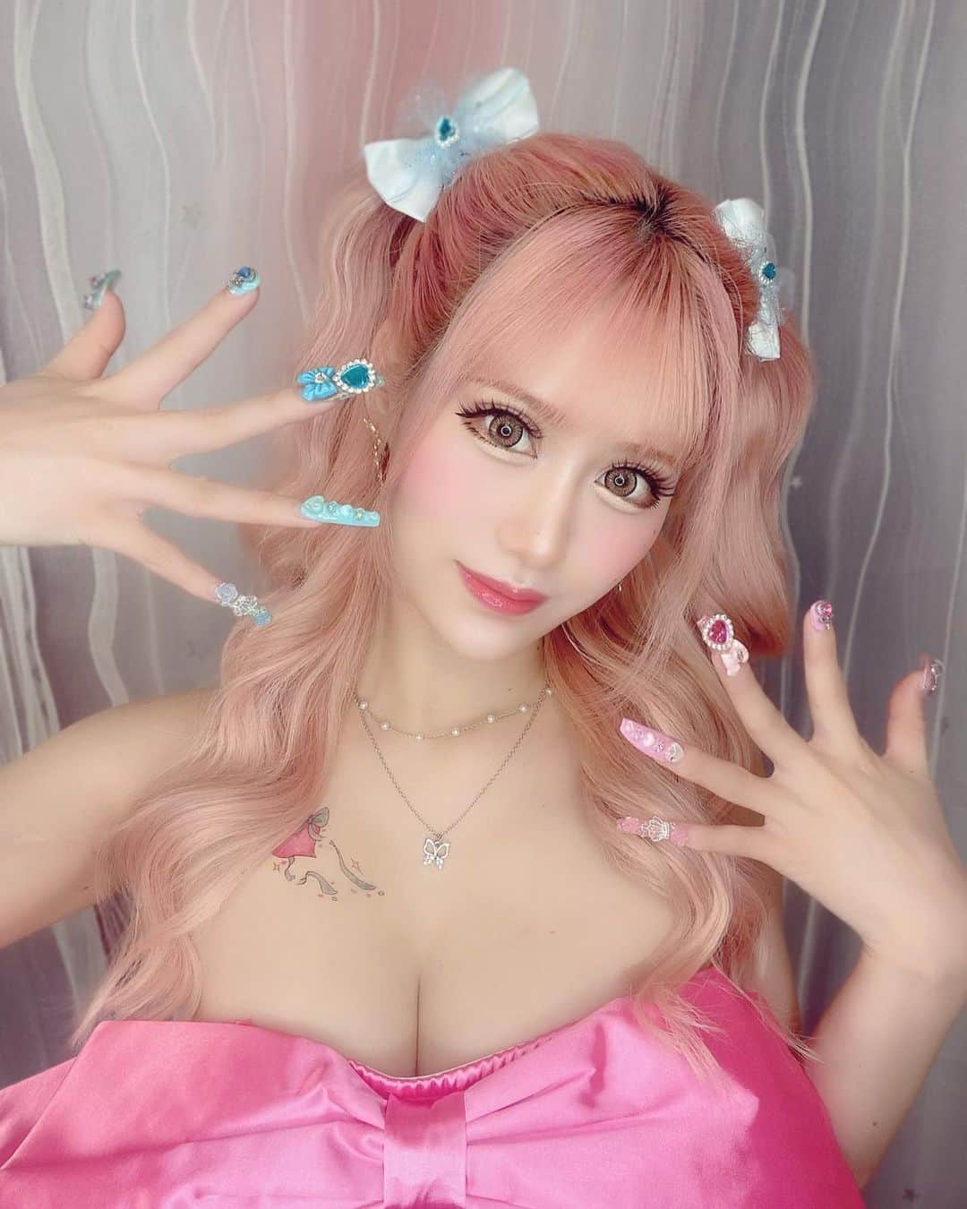 あいめろ姫のインスタグラム：「🩵👼🏻🩷✨  じゃーん🪄 何枚目がすき〜？♡⸝⸝」