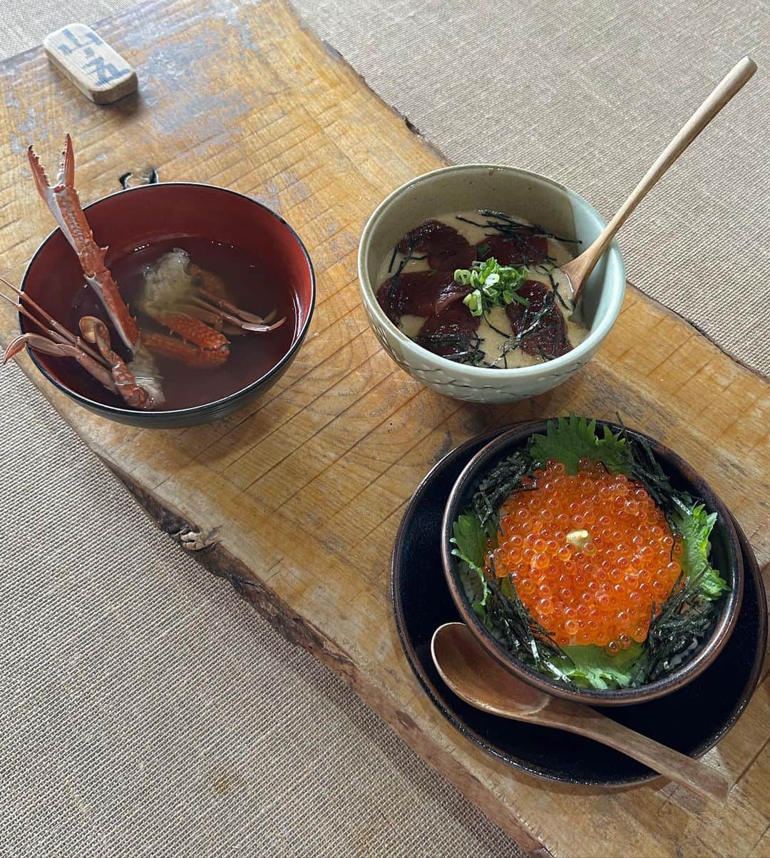 朝日奈央さんのインスタグラム写真 - (朝日奈央Instagram)「オープン前から並んで食べた「麦とろ童子」のどんぶりが絶品すぎてほっぺたおちた🤤 海を眺めながら食べるご飯は格別だ~🍚✨  #熱海」5月2日 19時28分 - pop_step_asahi
