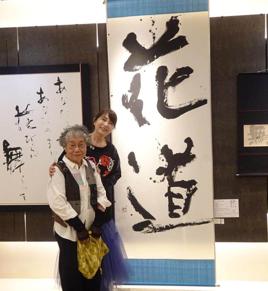 矢野きよ実さんのインスタグラム写真 - (矢野きよ実Instagram)「4月29日 東京に到着して、オープンと同時に わぁ〜とたくさんの幸せで包まれます。 人生の中で出逢ったみなさんが この「花道あなたと歩きたい」の書展で出逢えることは、たまらない幸せです。  同じ時代を歩んできたCTVの恩田ちゃん✨メ〜テレで毎朝一緒にどですかで頑張った可愛い清水アナウンサー✨毎週東京から来てくださっていた、どですかご意見版の超優しい飯塚さん✨ヒルビリーバップス宮城くんのお母さんはいつも天使の笑顔で来てくださいます✨静岡から憧れの禎子おばちゃん、千種姉ちゃん、綾ちゃん、さくらちゃん✨私のウルトラマンのような長屋さんファミリー✨戸越の下町おにぎりありがとう亨さん、一番乗りは名古屋から伊藤さん……and more ありがたくて泣けちゃいます。 ありがとうございます。  #yanokiyomi #矢野きよ実 #矢野きよ実の書 @awai_thecovernippon @imperialhotel_jp_official @iihini_style」5月2日 19時28分 - yanokiyomi